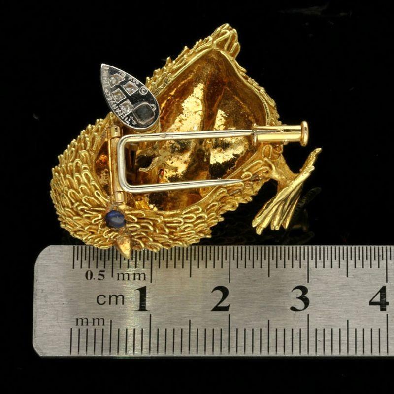 Tiffany Gold Brooch in the Form a Little Chick Diamond-Set Wings Sapphire Eyes In Good Condition In London, GB