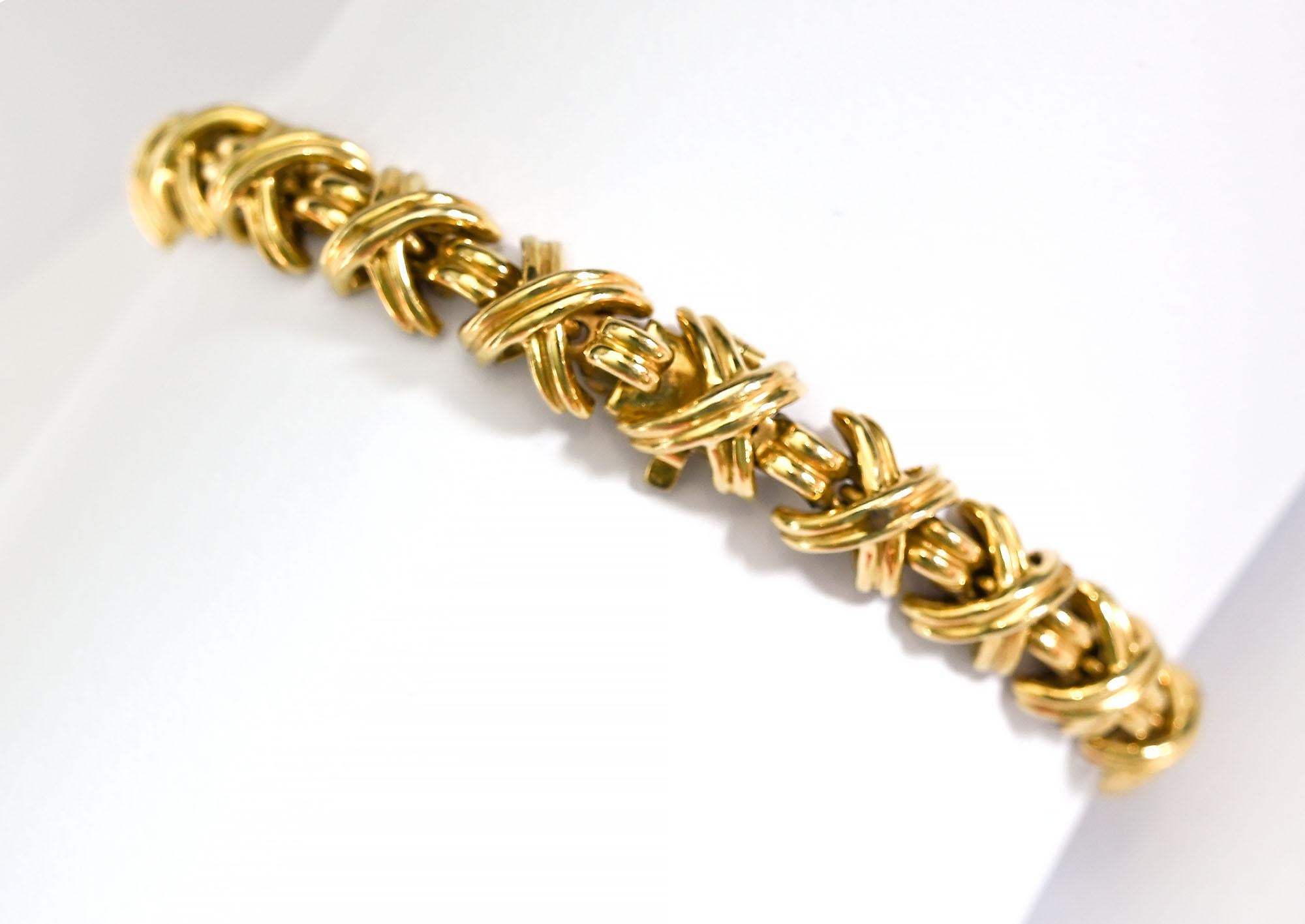 Ce bracelet X est l'un des designs emblématiques de Tiffany, souvent appelé le bracelet Kiss. Il n'est plus en production.
Le bracelet est large d'un quart de pouce, il peut donc être utilisé seul ou groupé avec d'autres. La longueur est de 7 1/4