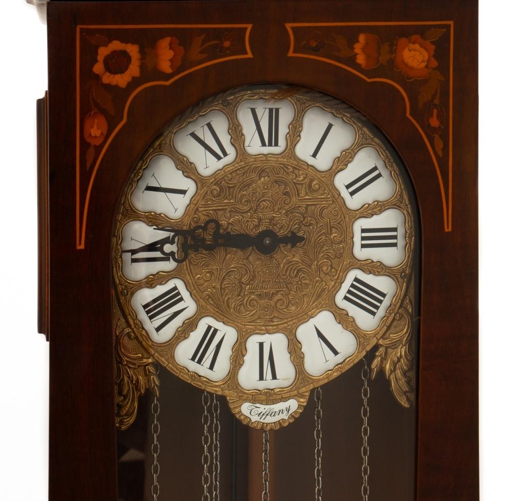 Pendule Tiffany de style baroque hollandais, avec cadran en métal doré et chiffres romains émaillés, marquée  