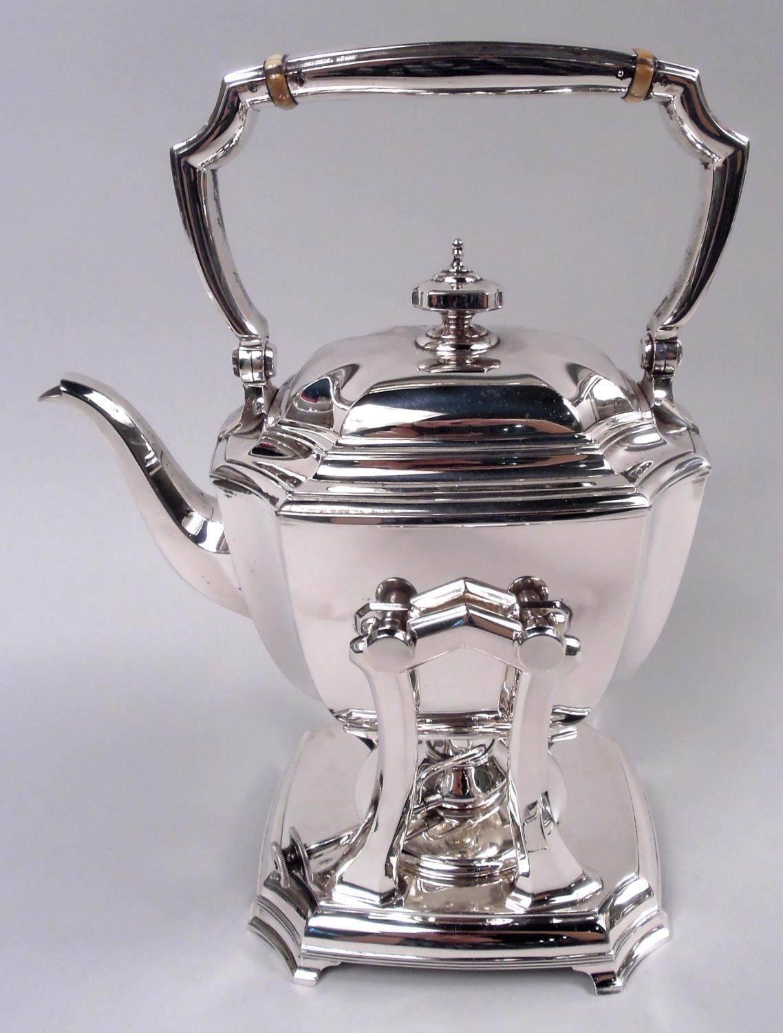 Juego de café y té en bandeja Hampton de plata de ley. Fabricado por Tiffany & Co. en Nueva York, hacia 1930. Este juego consta de 7 piezas: Hervidor de agua caliente sobre soporte, cafetera, tetera, cremera, azucarero y recipiente para residuos