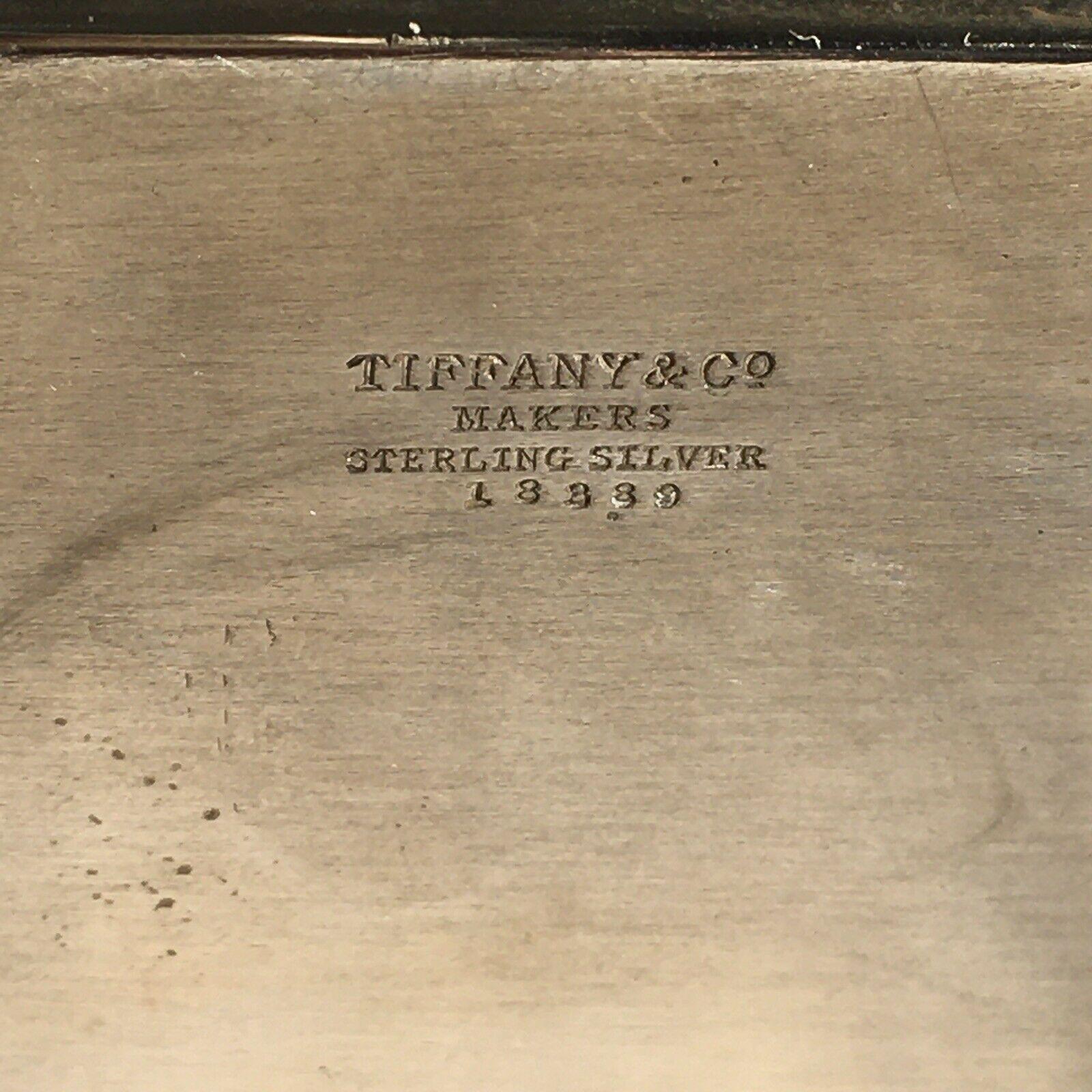 Bol Hampton de Tiffany & Co - 18389 -  Argent sterling américain 
Argent sterling artésien  2 Fourchettes et 8 Cuillères travaillées avec des pierres de couleur naturelle 

Bol en argent sterling Art Déco. Fabriqué par Tiffany & Co., modèle Hampton