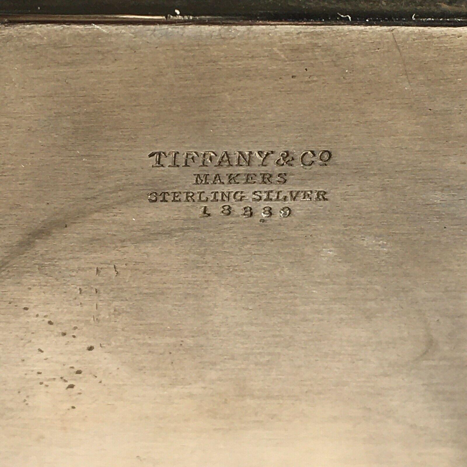 Ciotola Hampton di Tiffany & Co.  Argento americano 
Argento Artesiano  2 forchette e 8 cucchiai lavorati con pietre di colore naturale 

Ciotola in argento sterling Art Déco. Prodotto da Tiffany & Co., modello Hampton 18389. Una versione