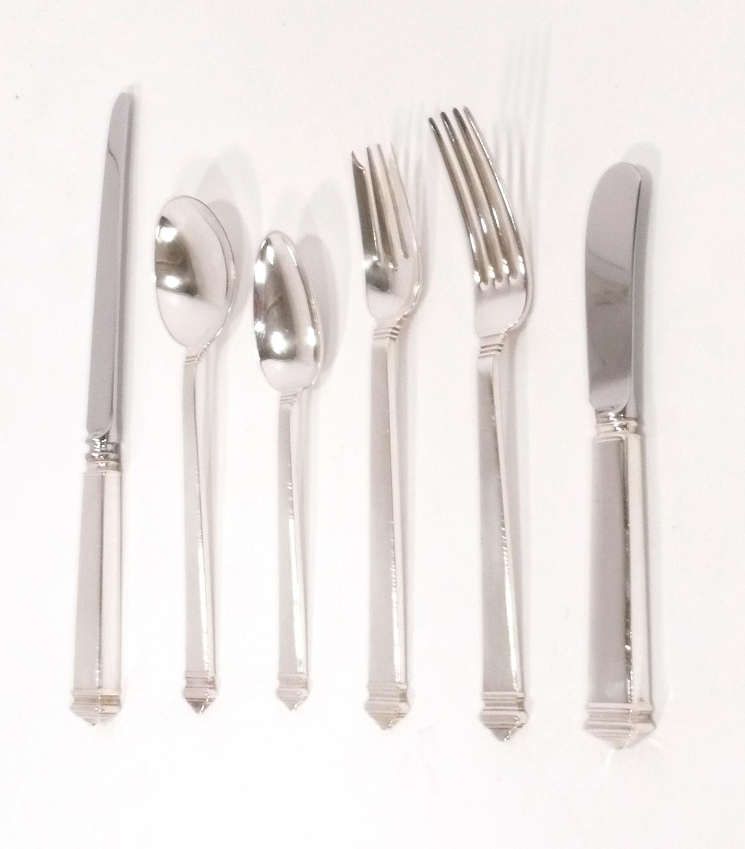 Tiffany Hampton pattern sterling silver flatware, American, circa 1930s. No monograms. This is a large complete set with 96 pieces total, consisting of (12) forks - approx. 7 1/8