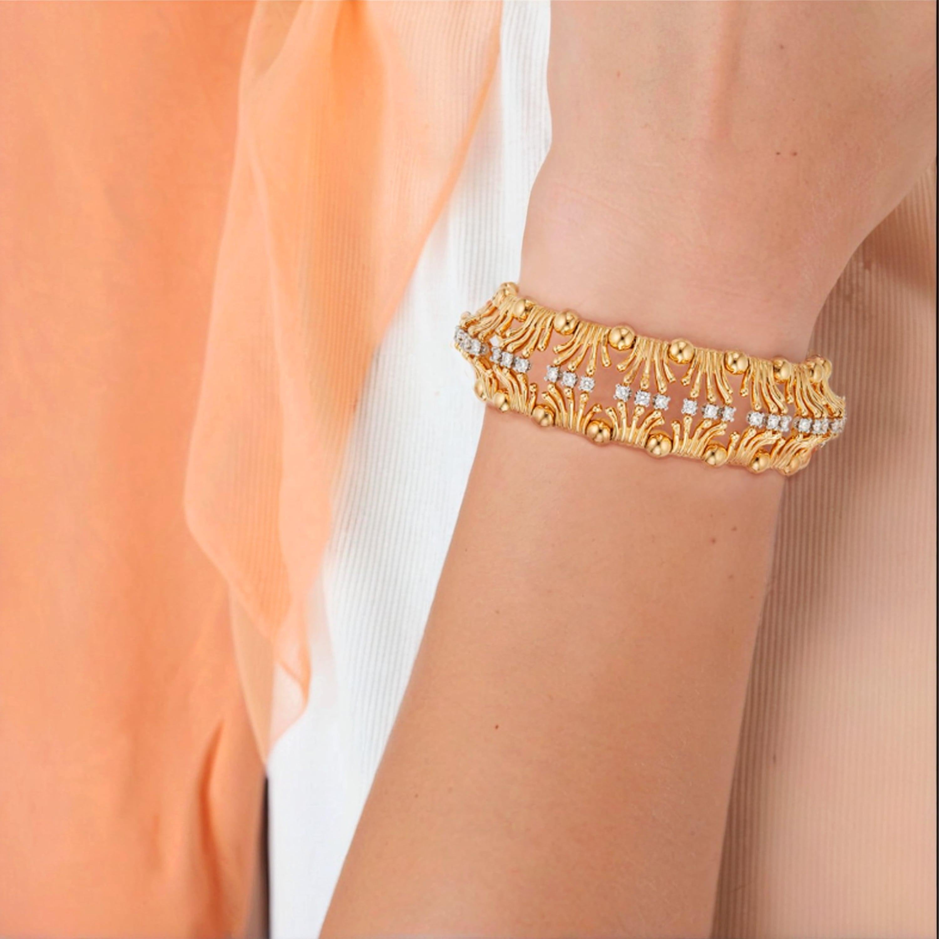 La pulsera Tiffany Hands de oro amarillo y platino es una refinada expresión de elegancia y artesanía. Elaborada en oro amarillo de 18 quilates con detalles en platino, esta pulsera lleva la firma. Engastada con diamantes naturales de 1,94 quilates,