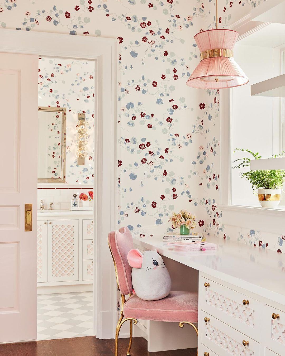 Italiano Lampada a sospensione Tiffany 40 Blush Silk in vetro argentato e ottone anticato in vendita