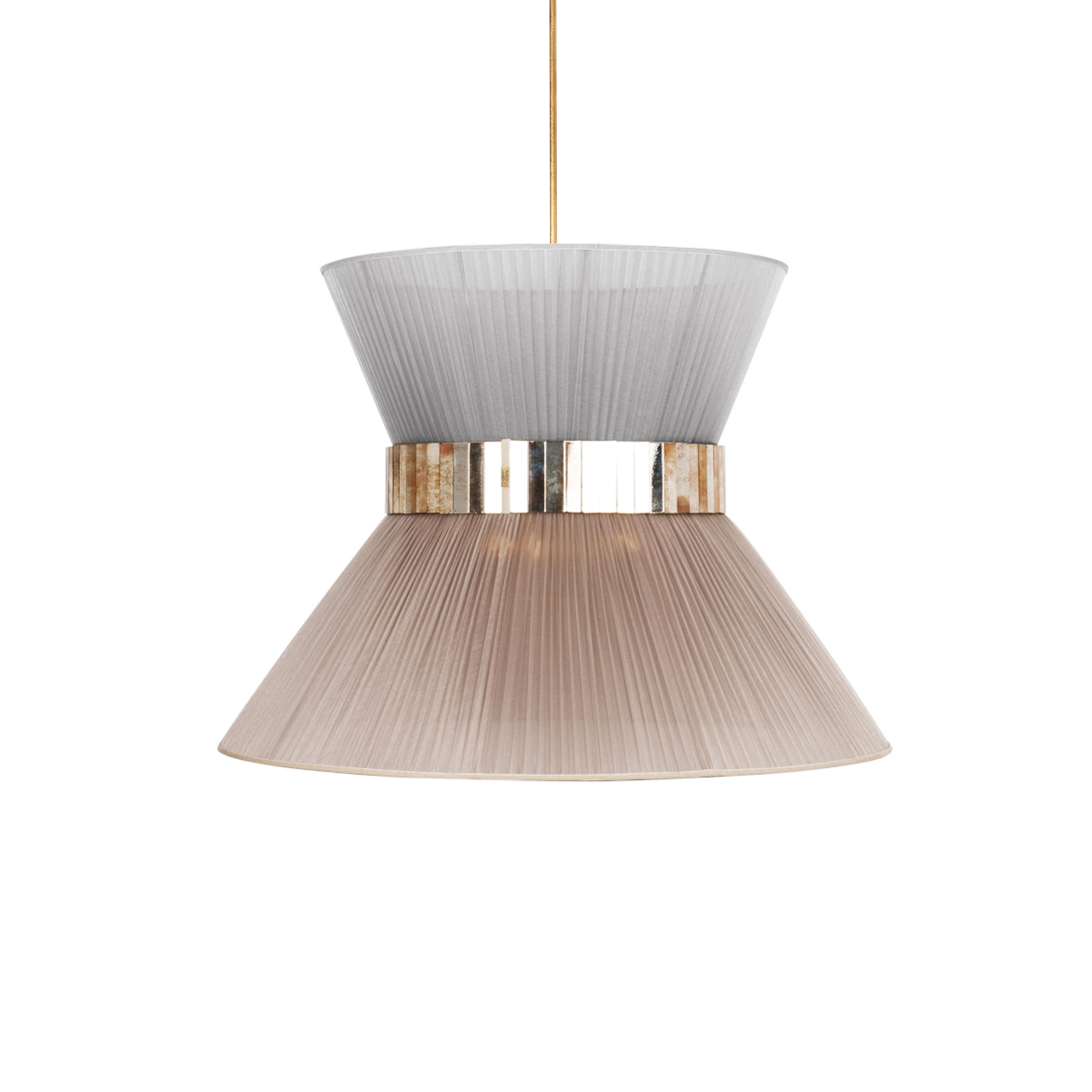 Durante 20 años, hemos perpetuado nuestro exclusivo método de fabricación. Inspirada en los reflejos ilimitados del cristal, Sabrina Landini ha creado una elegante colección para el hogar.
En caso de que te encuentres en la Toscana - Italia,