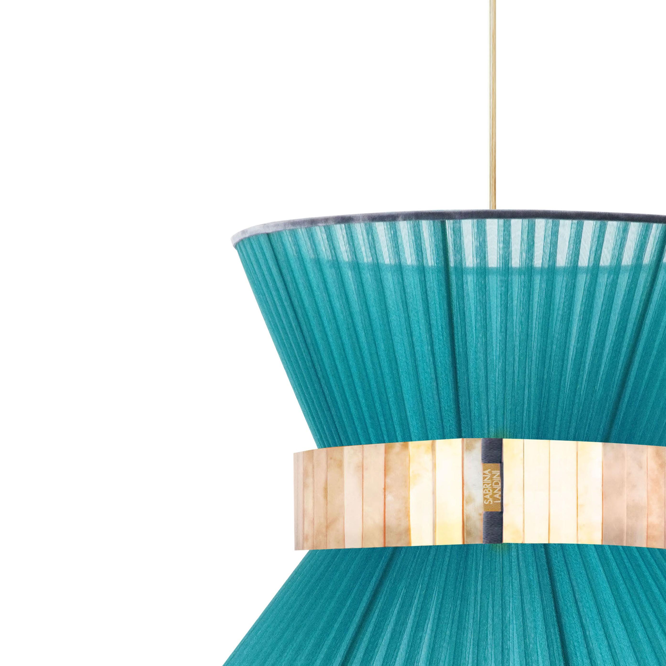 Seit 20 Jahren haben wir unsere einzigartige Herstellungsmethode beibehalten. Inspiriert von den unbegrenzten Spiegelungen im Glas hat Sabrina Landini eine elegante Wohnkollektion entworfen.
Falls Sie sich in der Toskana - Italien - befinden, lassen