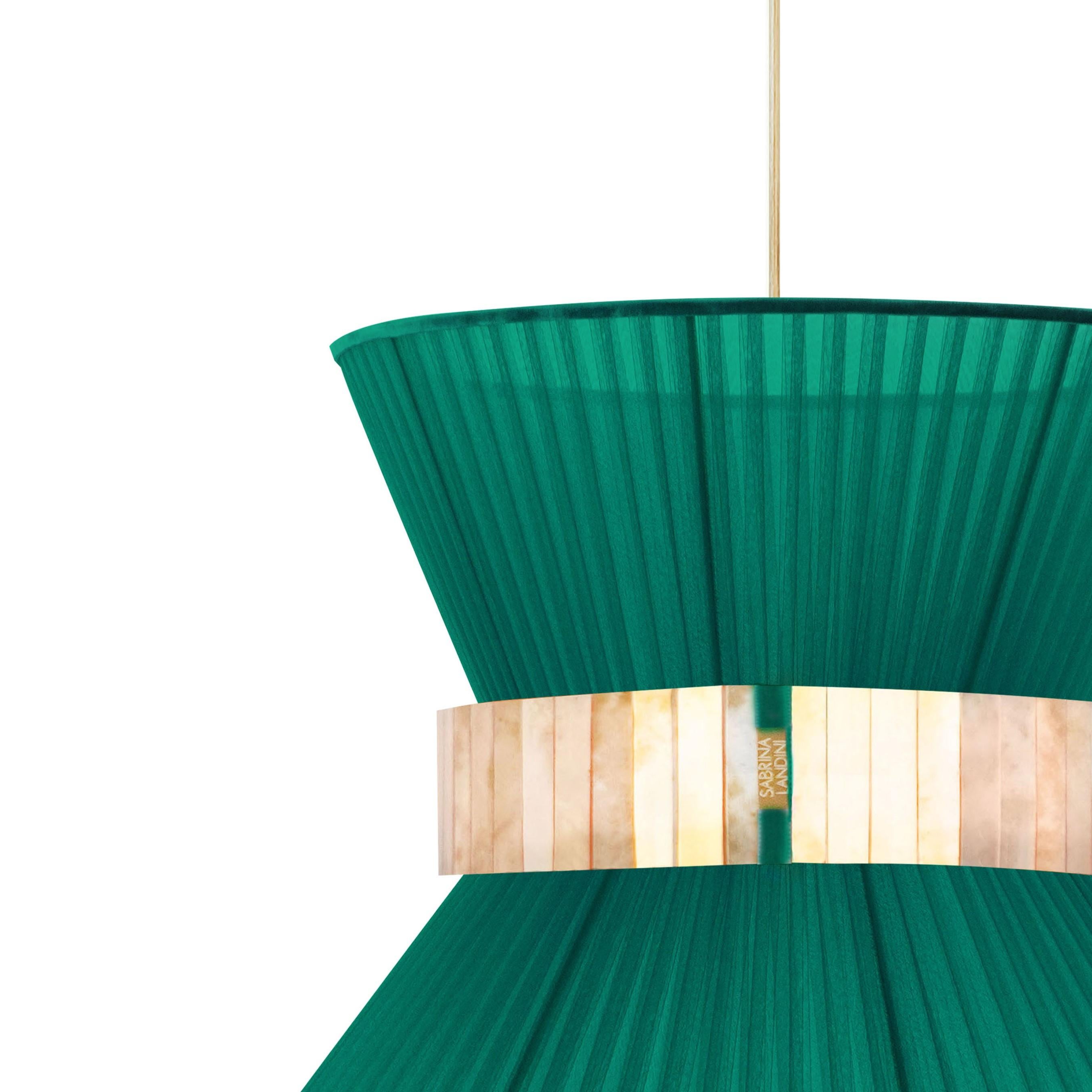 Durante 20 años, hemos perpetuado nuestro exclusivo método de fabricación. Inspirada en los reflejos ilimitados del cristal, Sabrina Landini ha creado una elegante colección para el hogar.
En caso de que te encuentres en la Toscana - Italia,
