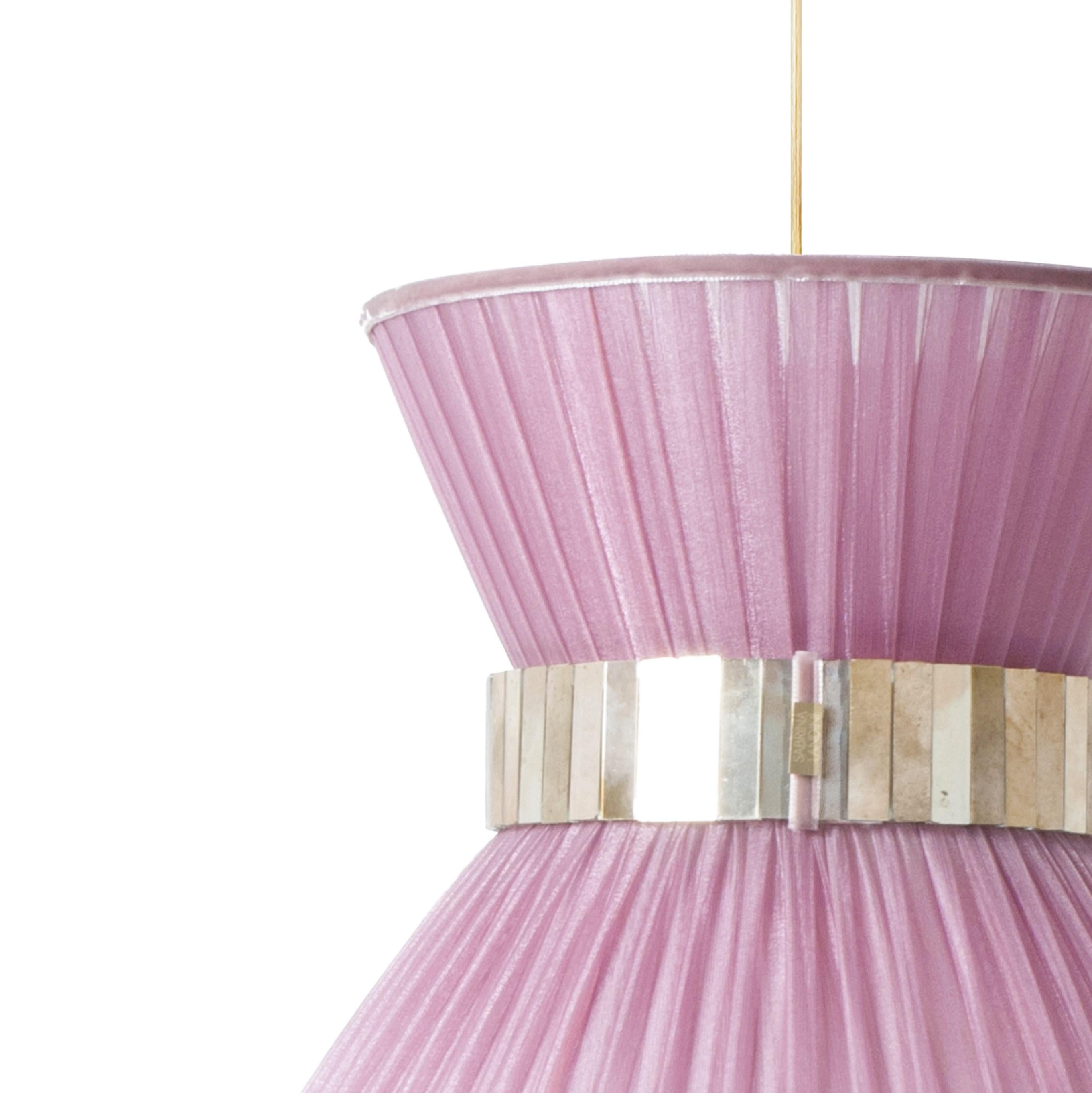 Durante 20 años, hemos perpetuado nuestro exclusivo método de fabricación. Inspirada en los reflejos ilimitados del cristal, Sabrina Landini ha creado una elegante colección para el hogar.
En caso de que te encuentres en la Toscana - Italia,