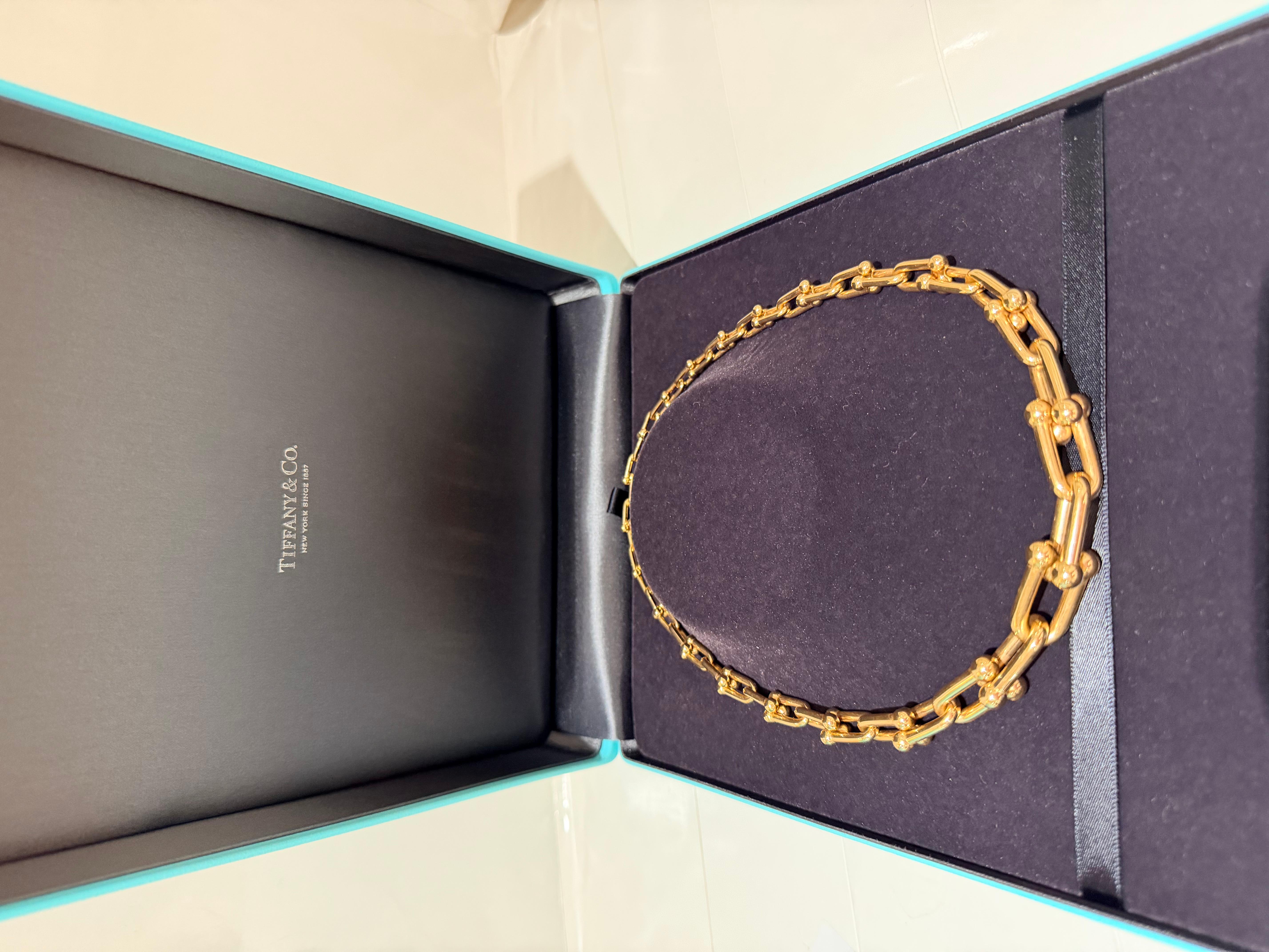Collier à chaîne graduée Tiffany HardWear en or rose 18 carats. Une chaîne audacieuse de nos maillons de jauge signature fait une déclaration éblouissante. Conçue pour être confortable et facile à porter

Poids approximatif de 50 grammes
18 pouces