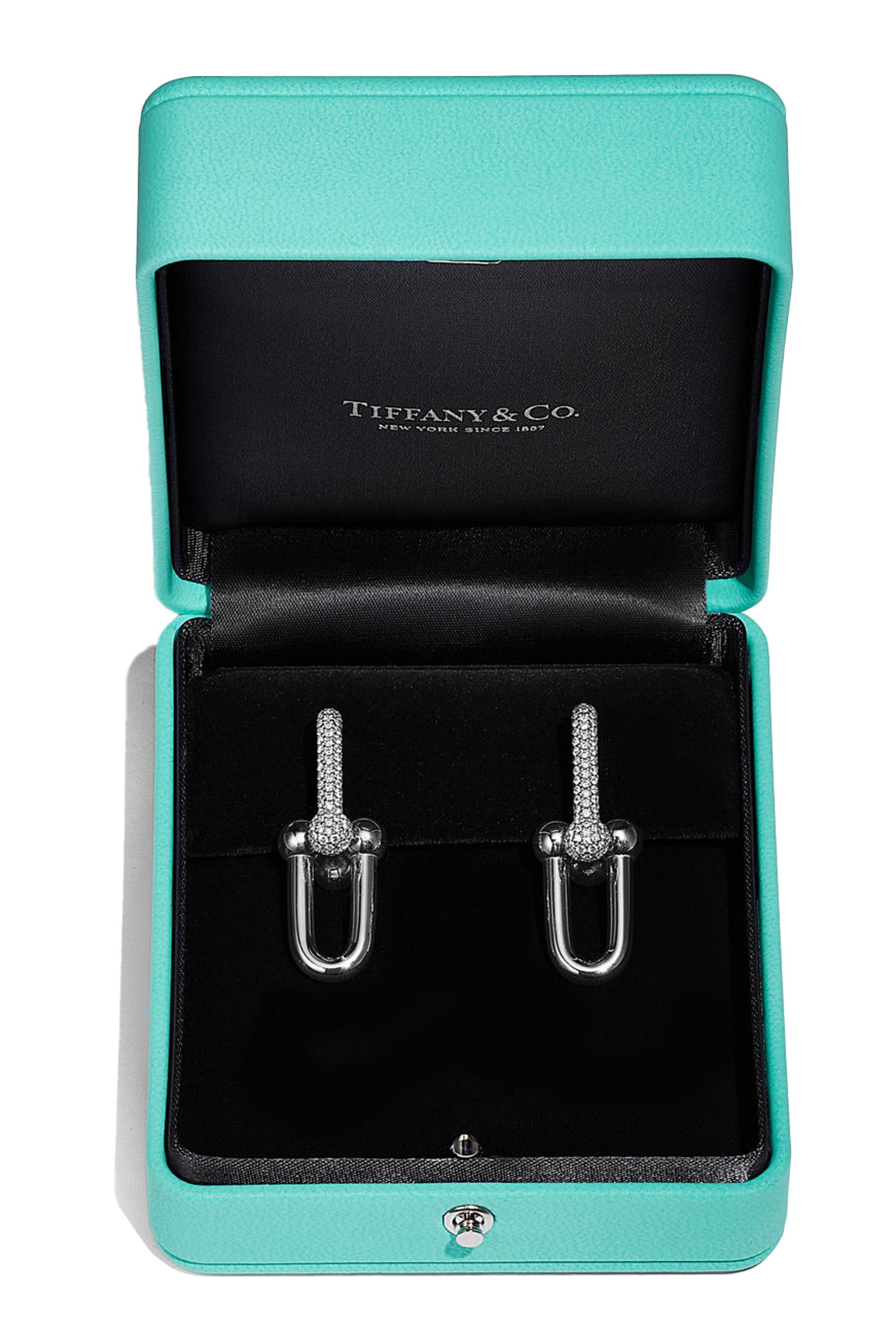 Orecchino di grande effetto in oro bianco 18 carati di Tiffany & Co. Collezione di hardware. 

Dettagli : 

Oro bianco 18k con diamanti tondi taglio brillante

Dimensione del link, grande

1.5