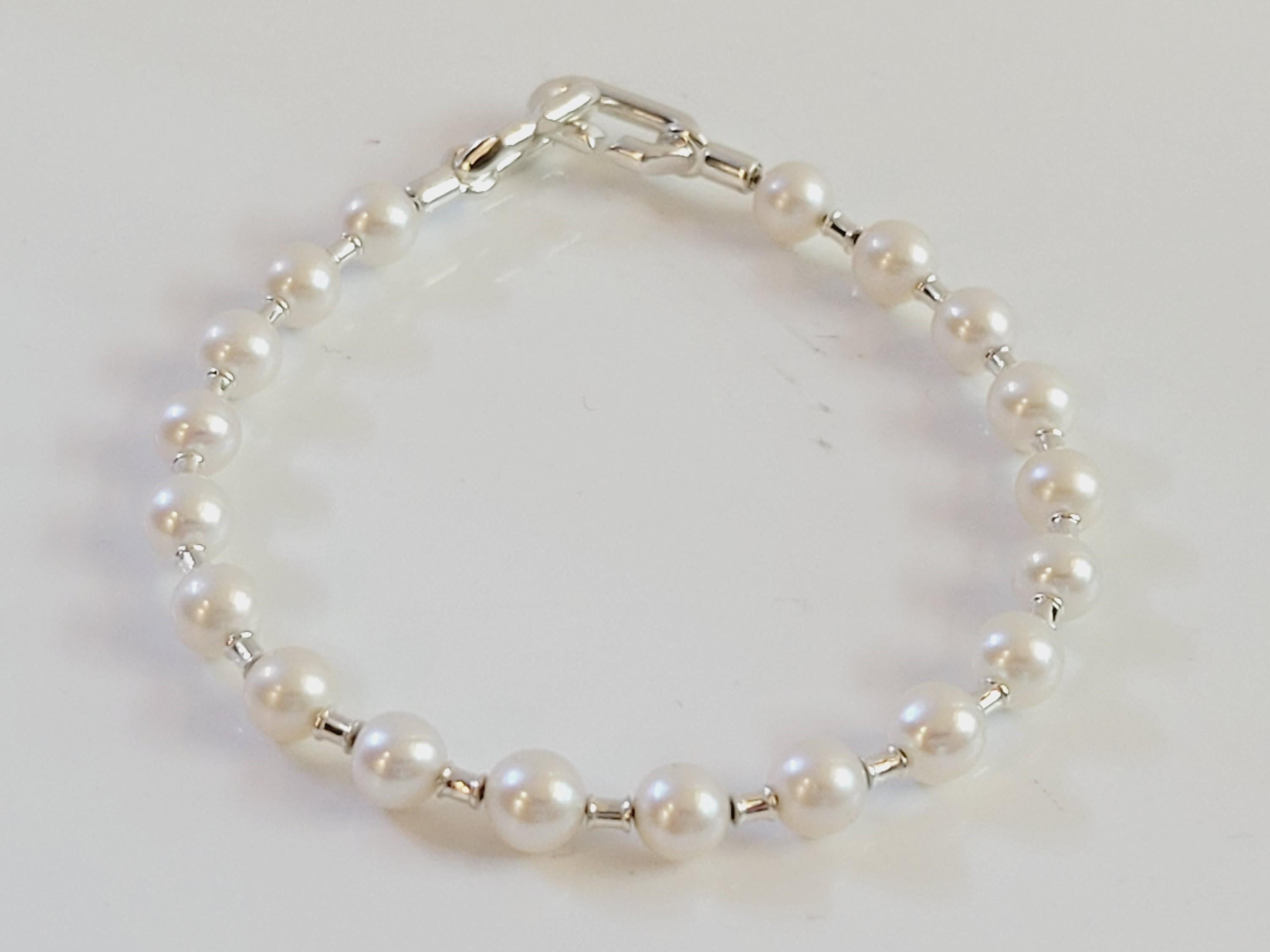 Sterling silver with freshwater cultured pearls
Brand Tiffany & co
Type Bracelet
Size Medium
Length 7.5