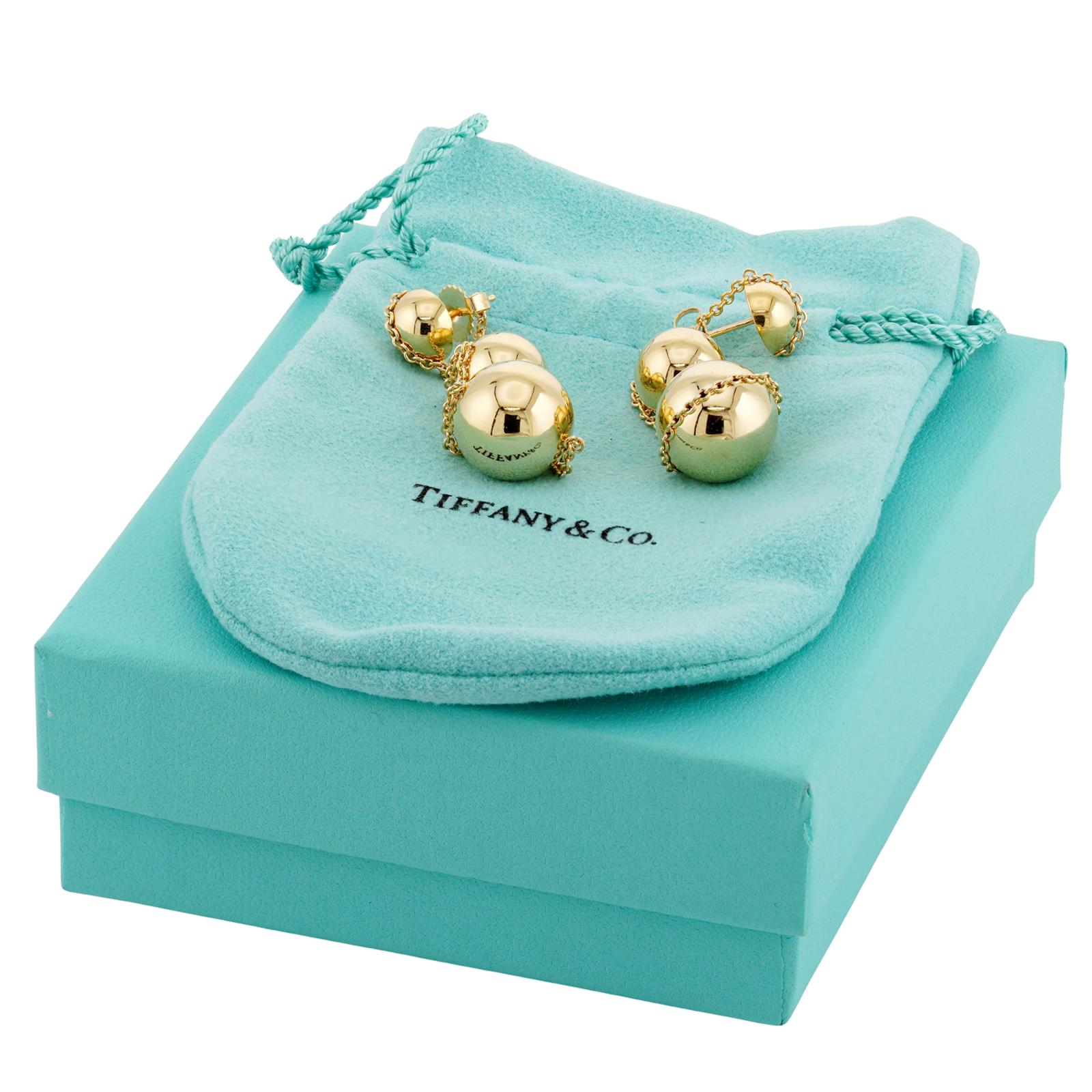 Questi favolosi orecchini pendenti di Tiffany & Co. della collezione chic HardWear sono caratterizzati da un design a tre sfere realizzato in giallo 18k. Realizzato negli Stati Uniti intorno agli anni '2020. Misure: Larghezza 0,47