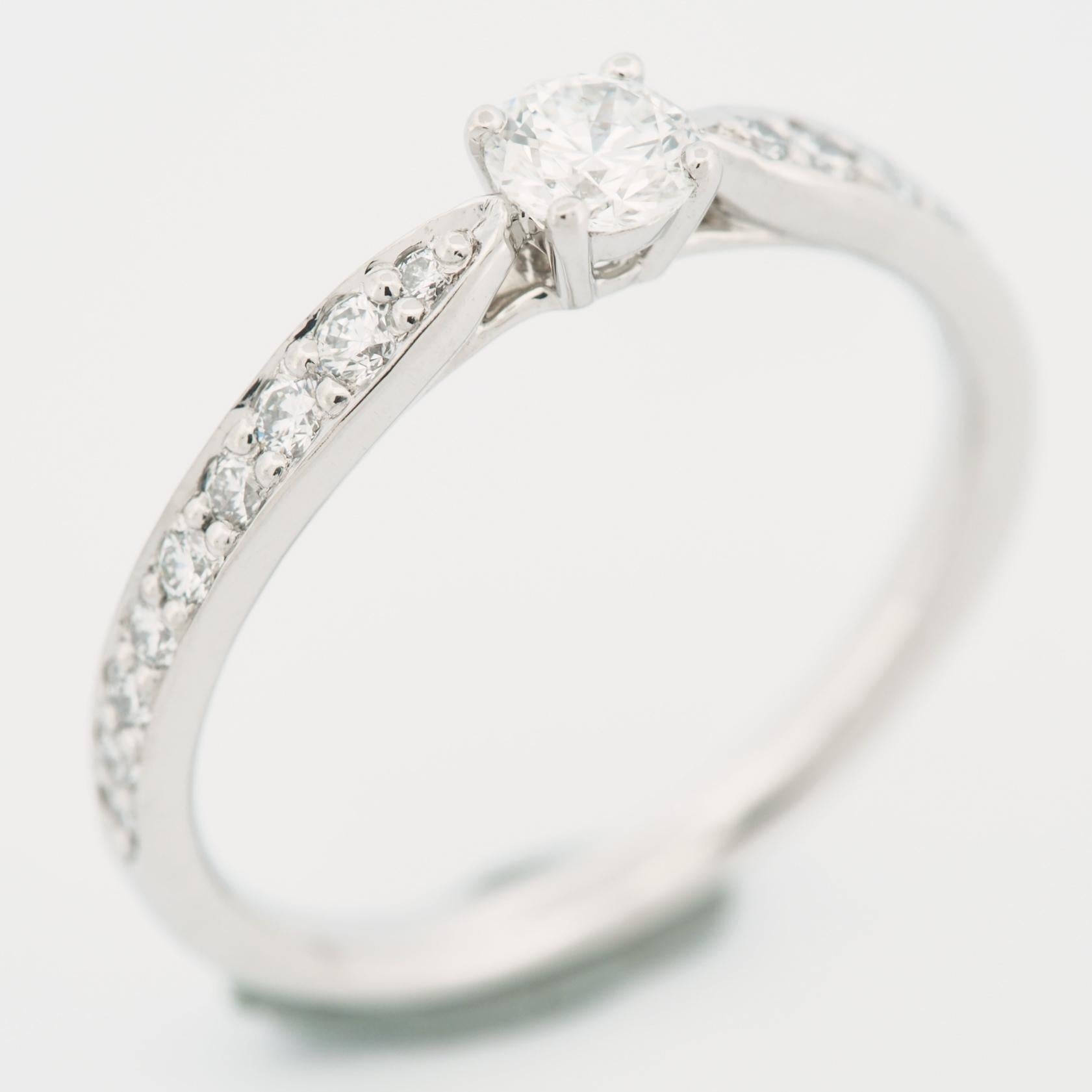 Taille ronde Tiffany Harmony Bague solitaire de 0,20 carat PT950 avec 18 diamants pavés en vente