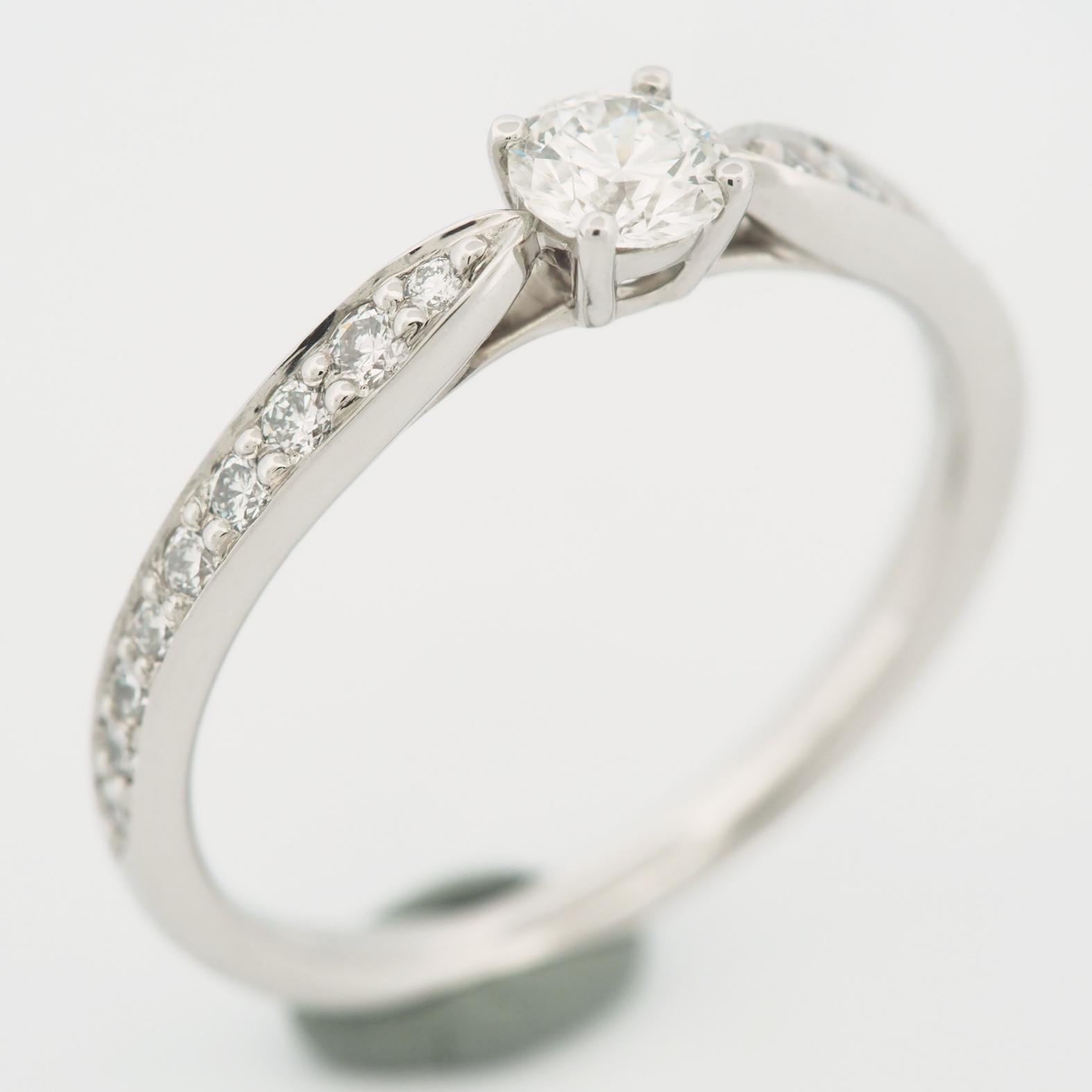 Tiffany Harmony 0,23 Karat Solitär Diamant Ring PT950 mit 18 Pave Diamanten (Rundschliff) im Angebot