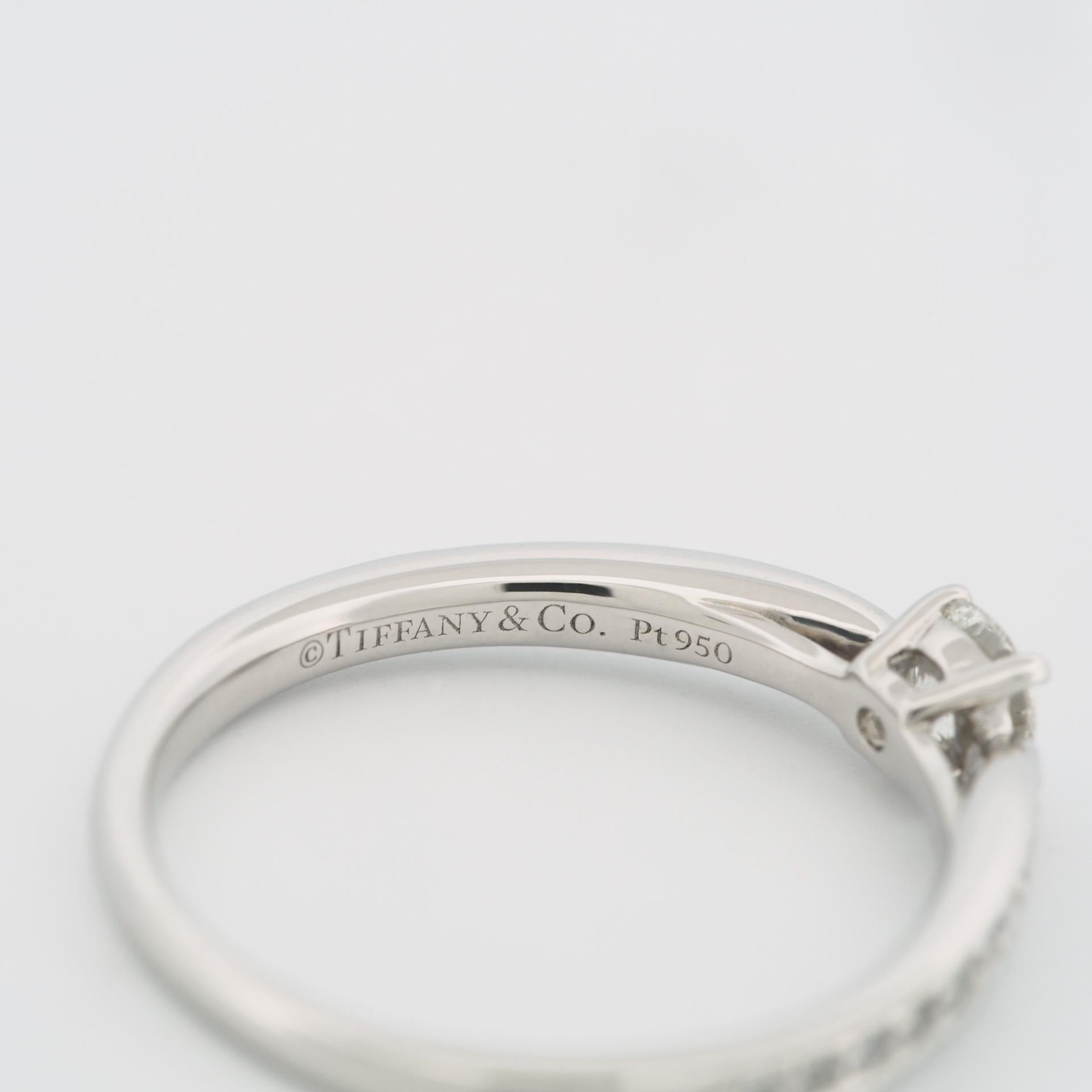 Tiffany Harmony 0,23 Karat Solitär Diamant Ring PT950 mit 18 Pave Diamanten im Angebot 1