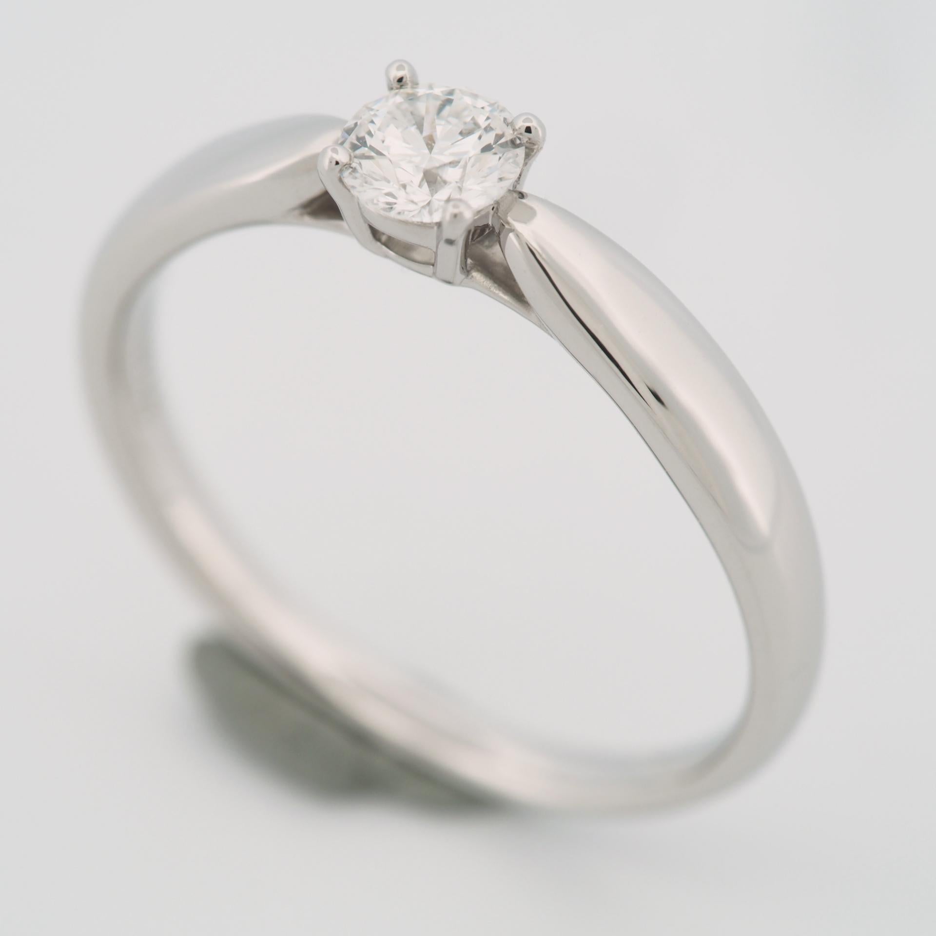 Artículo: Anillo de Diamantes Solitario Tiffany Harmony 
Piedras: Diamante / 0.25ct
Color: E
Claridad: VS1
Pulido: Excelente
Simetría: Excelente
Fluorescencia: Ninguna
Metal: Platino 950
Tamaño del anillo: US SIZE 5.25 - 5.5 UK SIZE K 
Diámetro