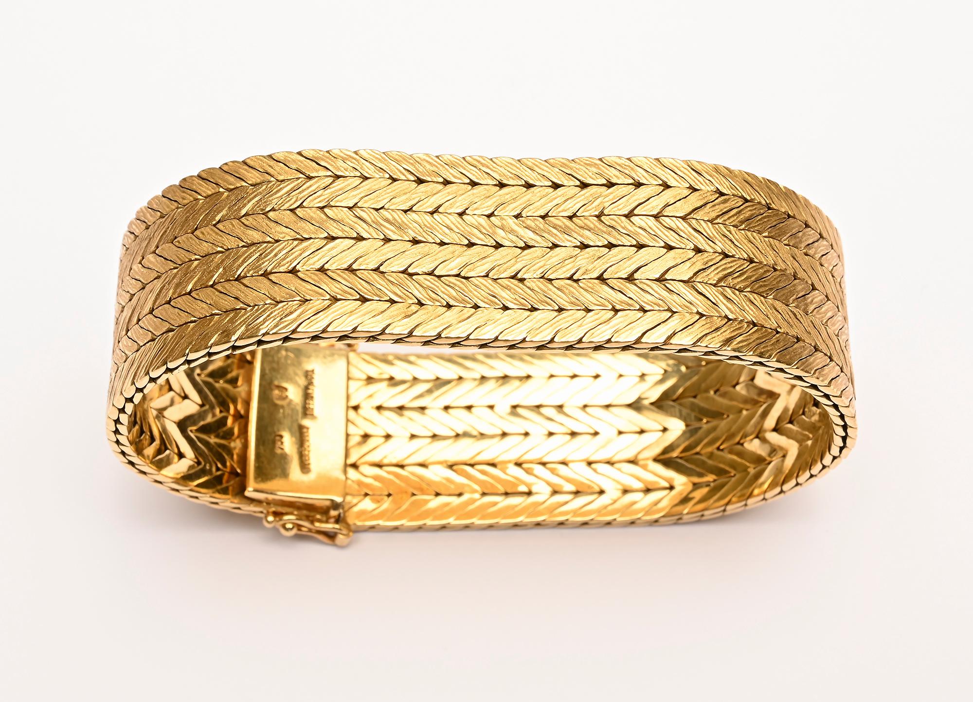 Tiffany & Co. Bracelet en or à chevrons tissés Excellent état - En vente à Darnestown, MD