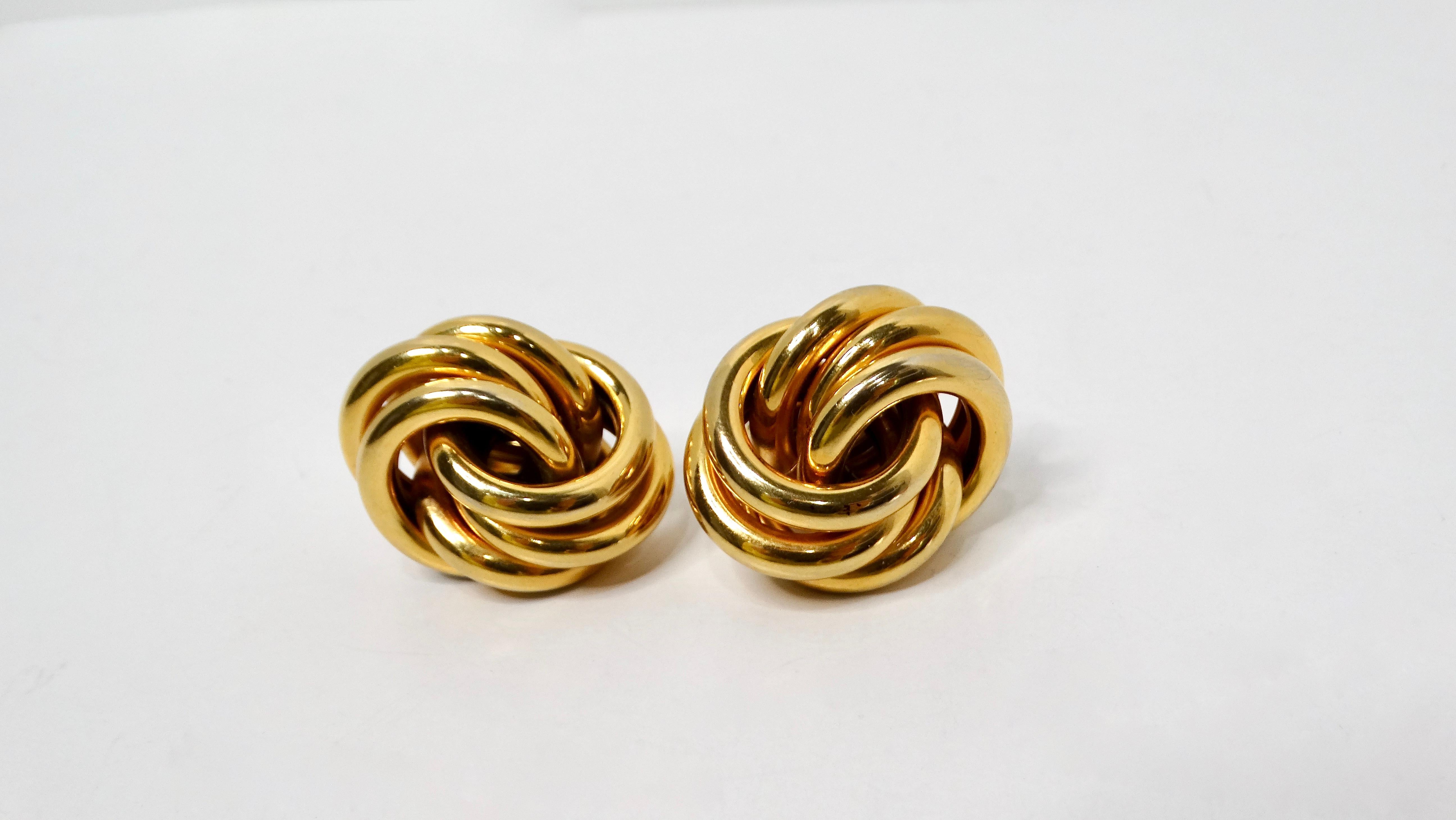 Replongez dans l'ambiance vibrante des années 80 avec les grandes boucles d'oreilles à clip en or avec nœud éternel, une pièce remarquable qui incarne l'audace et le glamour de l'époque. Ces boucles d'oreilles présentent un motif de nœud d'éternité
