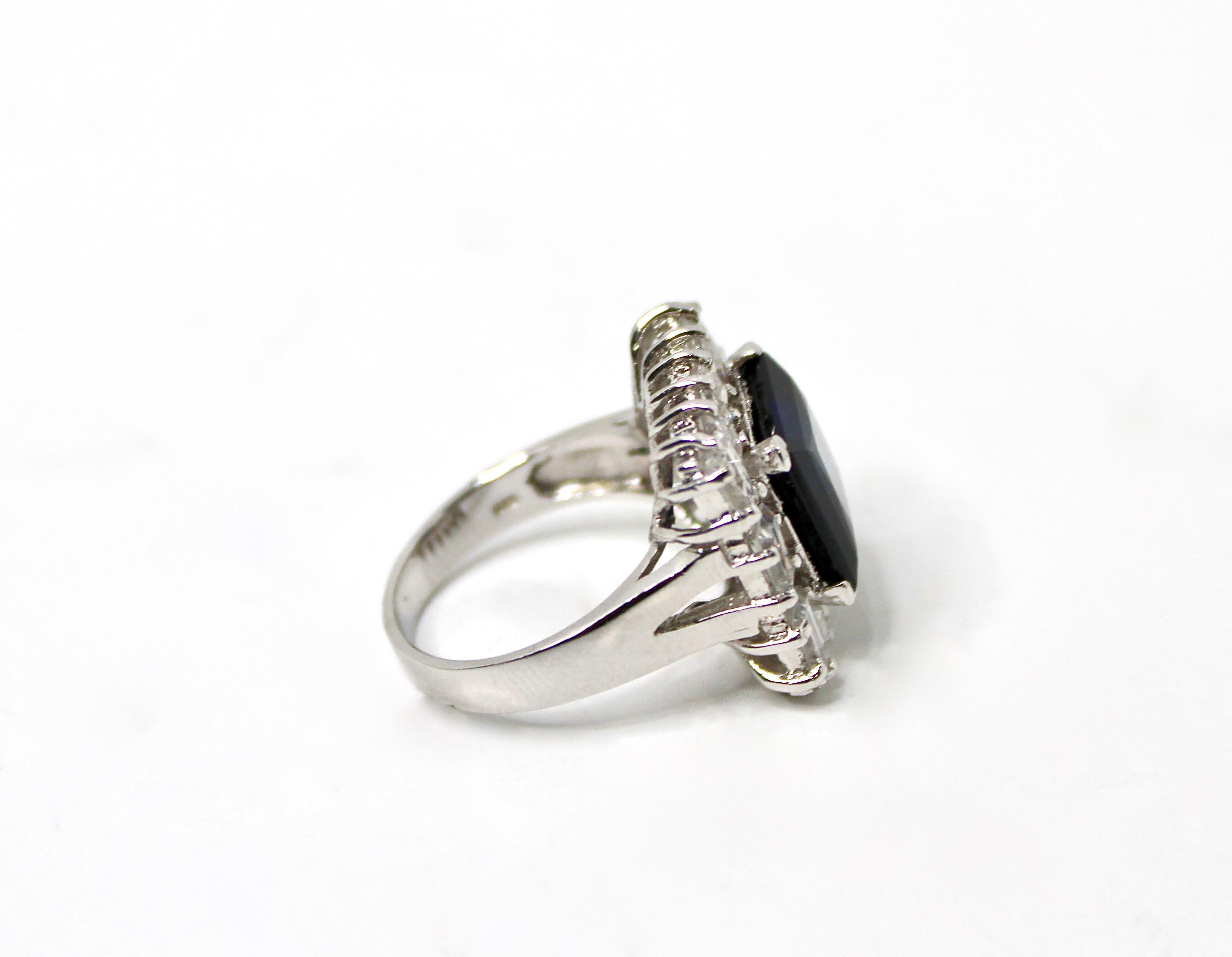 Anillo de oro blanco de 14k y zafiro disfrazado de terciopelo azul inspirado en Tiffany circa años 70 en venta 1