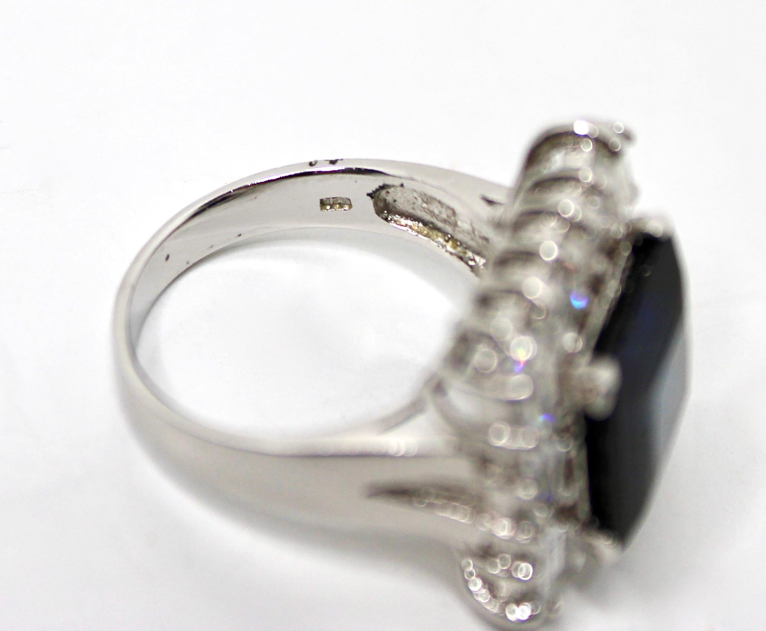 Anillo de oro blanco de 14k y zafiro disfrazado de terciopelo azul inspirado en Tiffany circa años 70 en venta 2