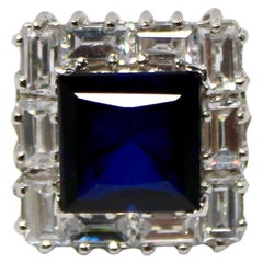 Anello in oro bianco 14k e zaffiro in costume di velluto blu di ispirazione Tiffany, circa anni 
70