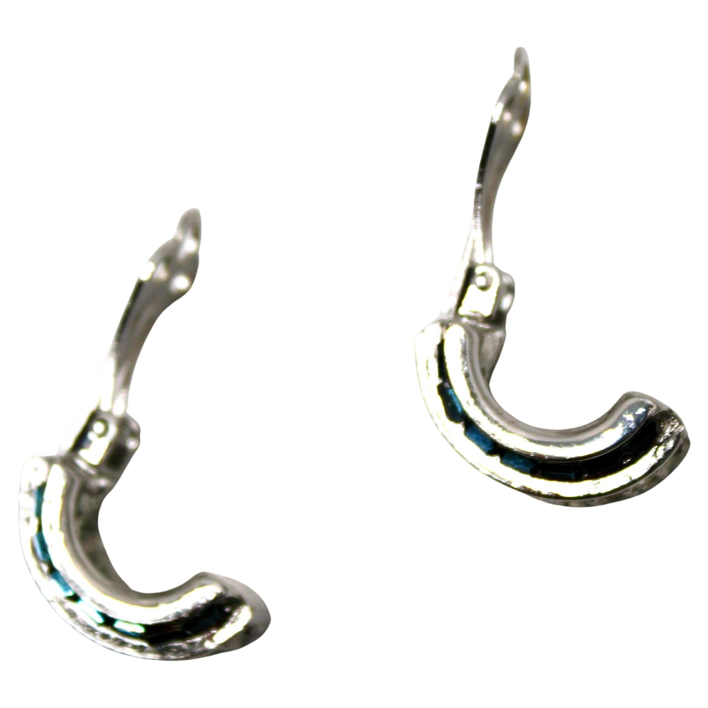 Orecchini a cerchio con zaffiro in costume ispirati a Tiffany, circa anni '70 in vendita 1