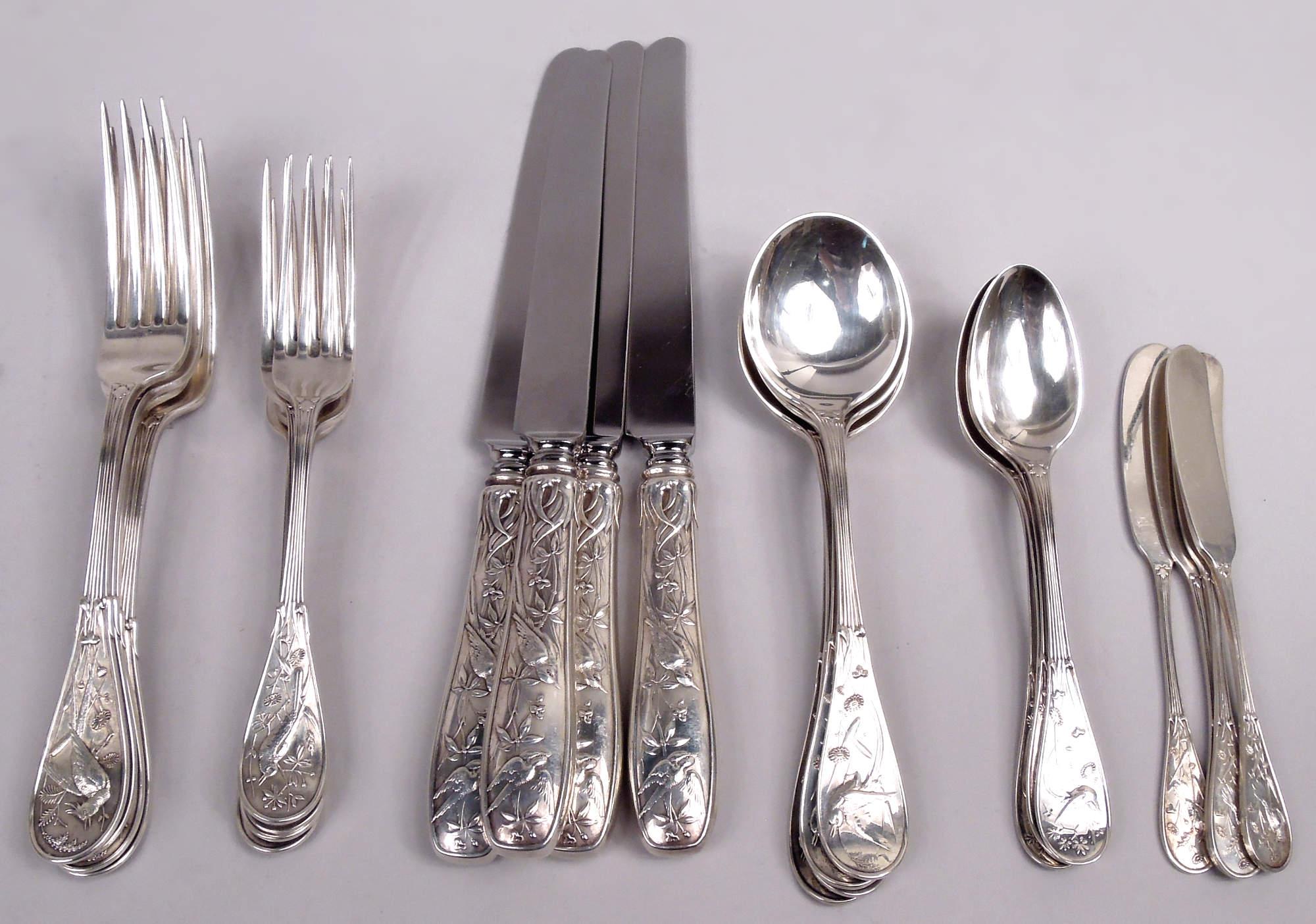 Vajilla japonesa de plata de ley. Fabricado por Tiffany & Co. en Nueva York. Este juego consta de 24 piezas (dimensiones en pulgadas): Tenedores: 4 tenedores de mesa (8 1/8) y 4 tenedores de almuerzo (7 1/8); Cucharas: 4 cucharillas (6 1/4) y 4