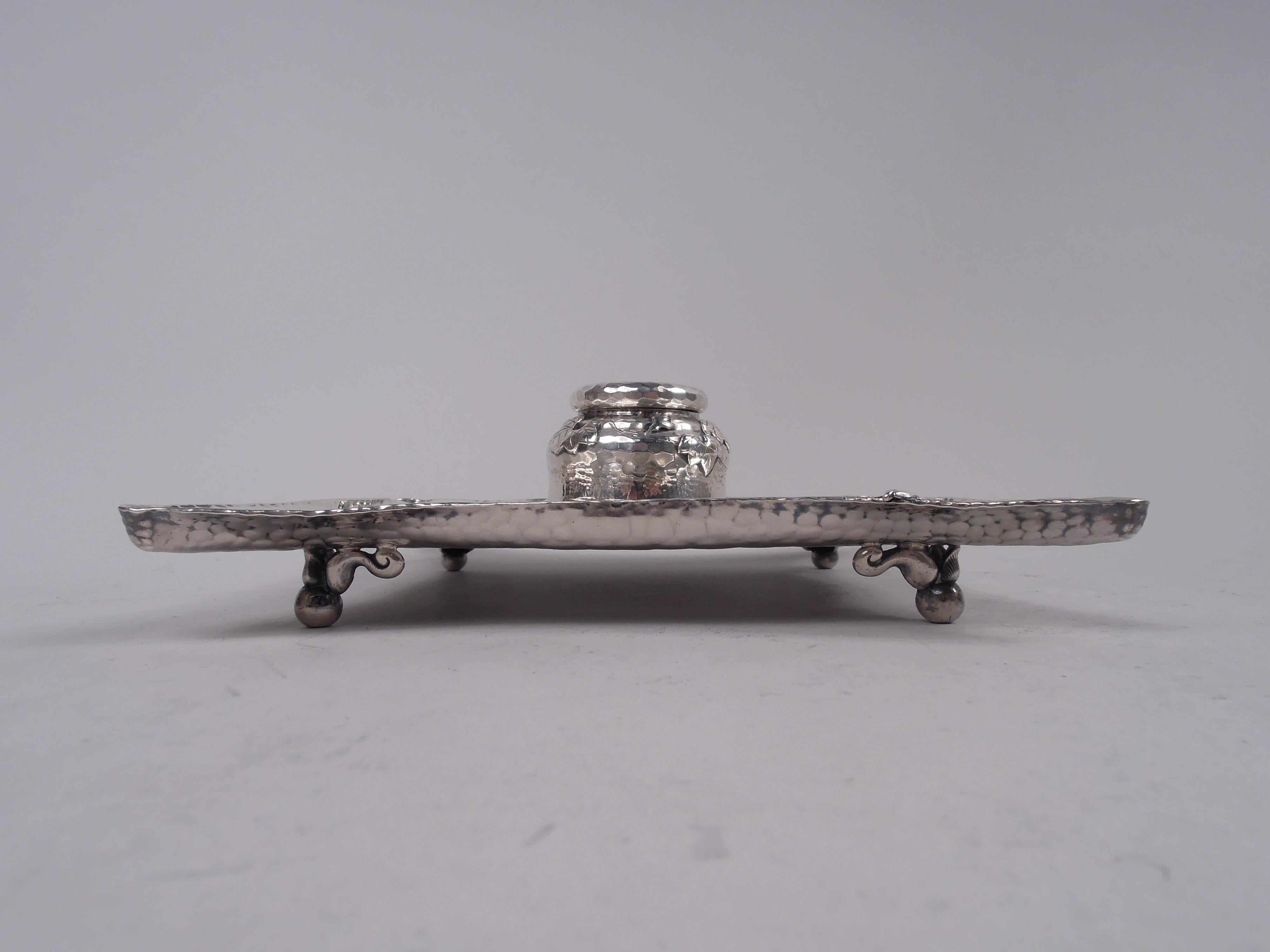 Tintero Tiffany Japonés Martillado a Mano con Bichos y Hojas Aplicados Estadounidense en venta