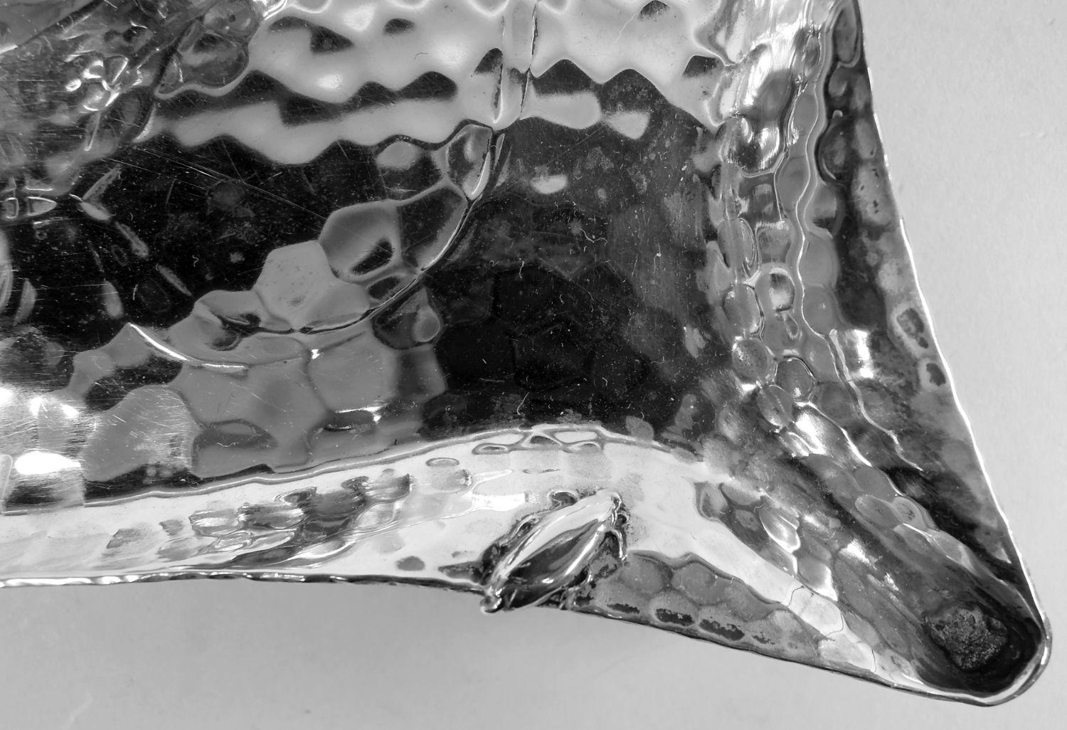 Tintero Tiffany Japonés Martillado a Mano con Bichos y Hojas Aplicados en venta 1
