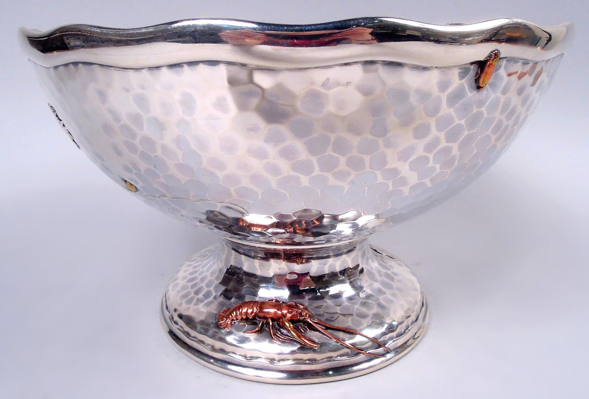 Japoneske Schale aus gemischtem Metall und Sterlingsilber als Tafelaufsatz. Hergestellt von Tiffany & Co. in New York, ca. 1879. Rund und gewölbt auf gewölbtem Fuß; aufgesetzter glatter und gewellter Mundrand. Eingravierte Ranken und aufgesetzte