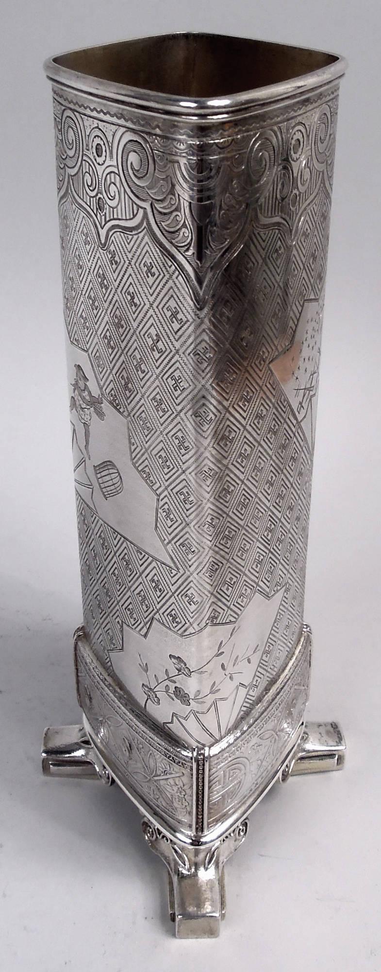 Japanische Vase aus Sterlingsilber. Hergestellt von Tiffany & Co. am Union Square, New York. Rautenförmige Säulenschale auf 4 geradlinigen Volutenstützen mit Schnecke. Graviertes Ornament: Blumen, Hasen und Vögel sowie ein einsamer Mensch in