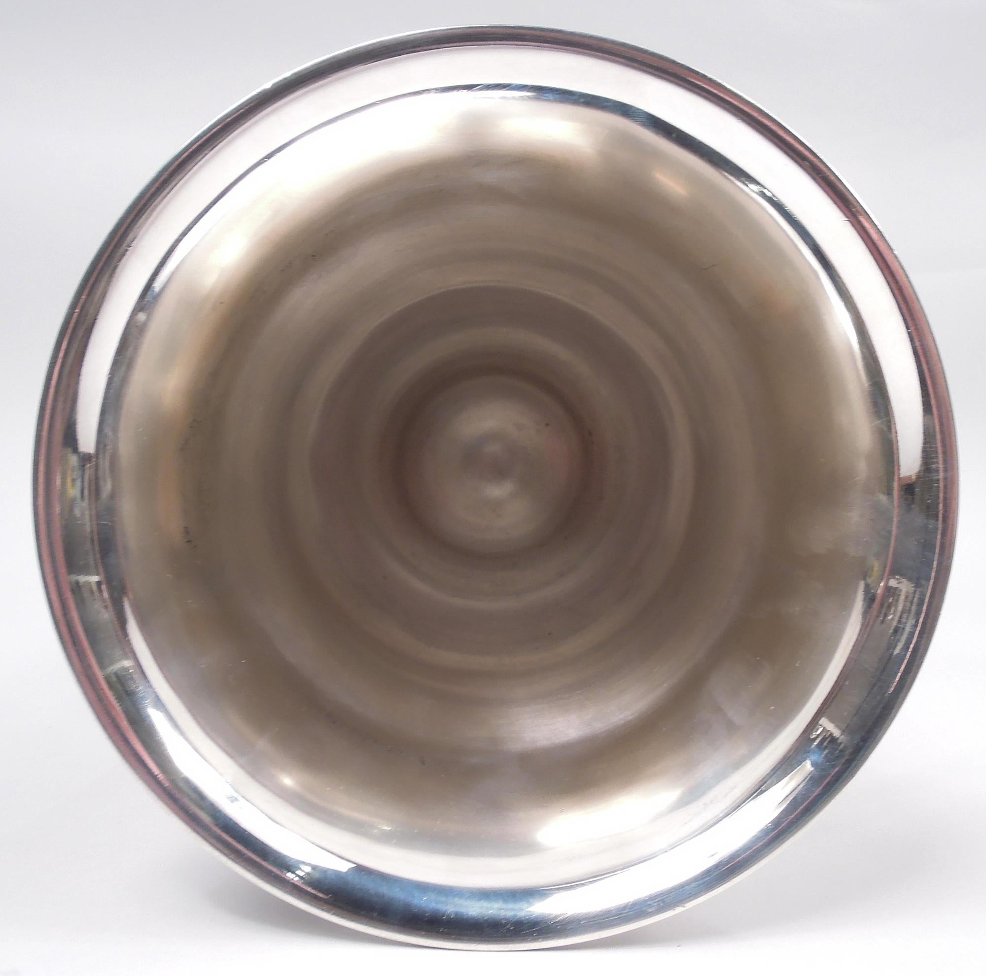 Vaso in argento sterling Art Deco. Prodotto da Tiffany & Co. a New York, 1925 circa. Ciotola affusolata con bordo svasato e fondo ricurvo; supporto corto e nodoso montato su un piede rialzato e spazzato. Completamente marcato con timbro del