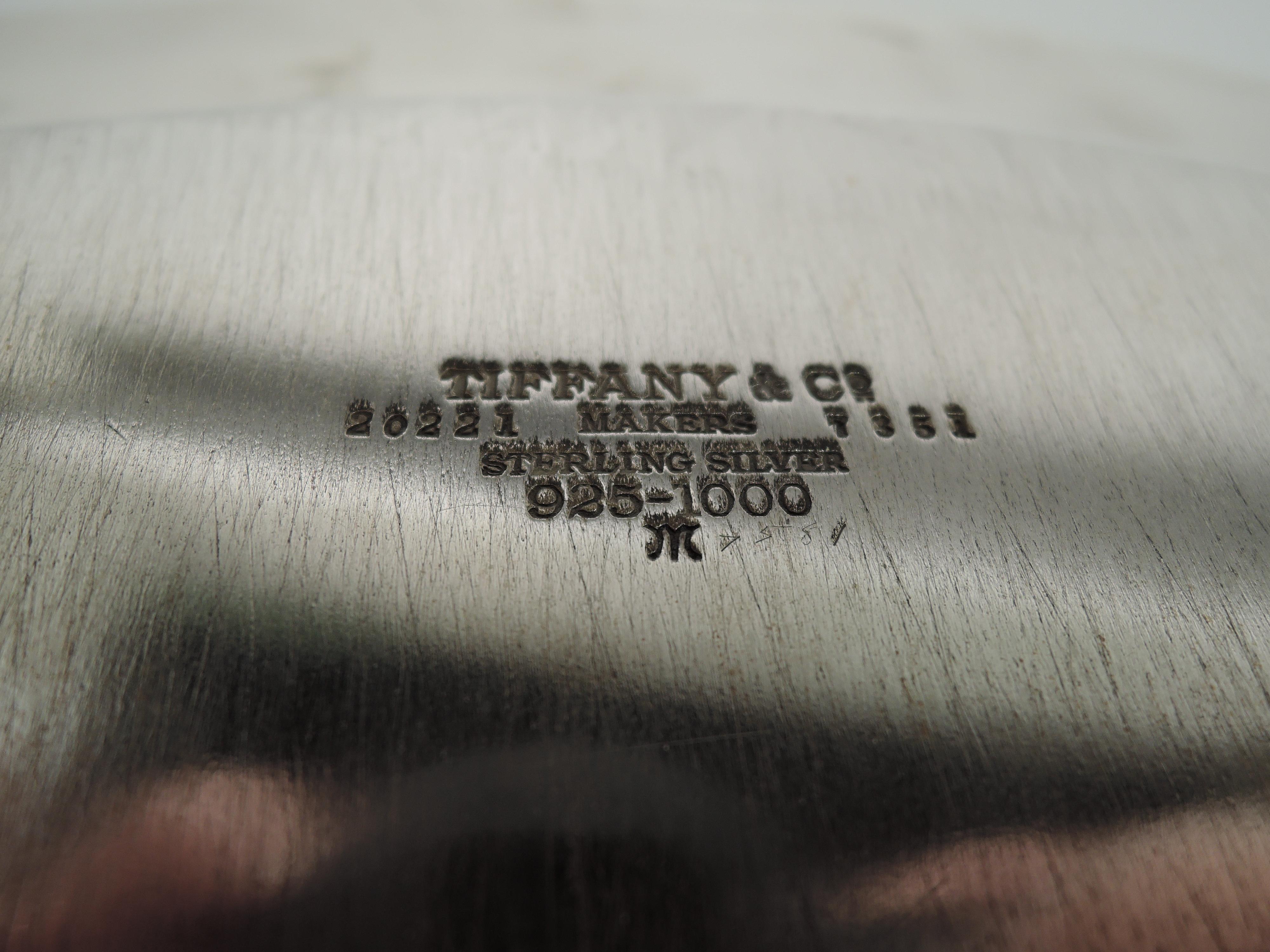 Großes und modernes Sterlingsilber-Serviertablett von Tiffany mit rundem 15-Zoll (amerikanisch) im Angebot