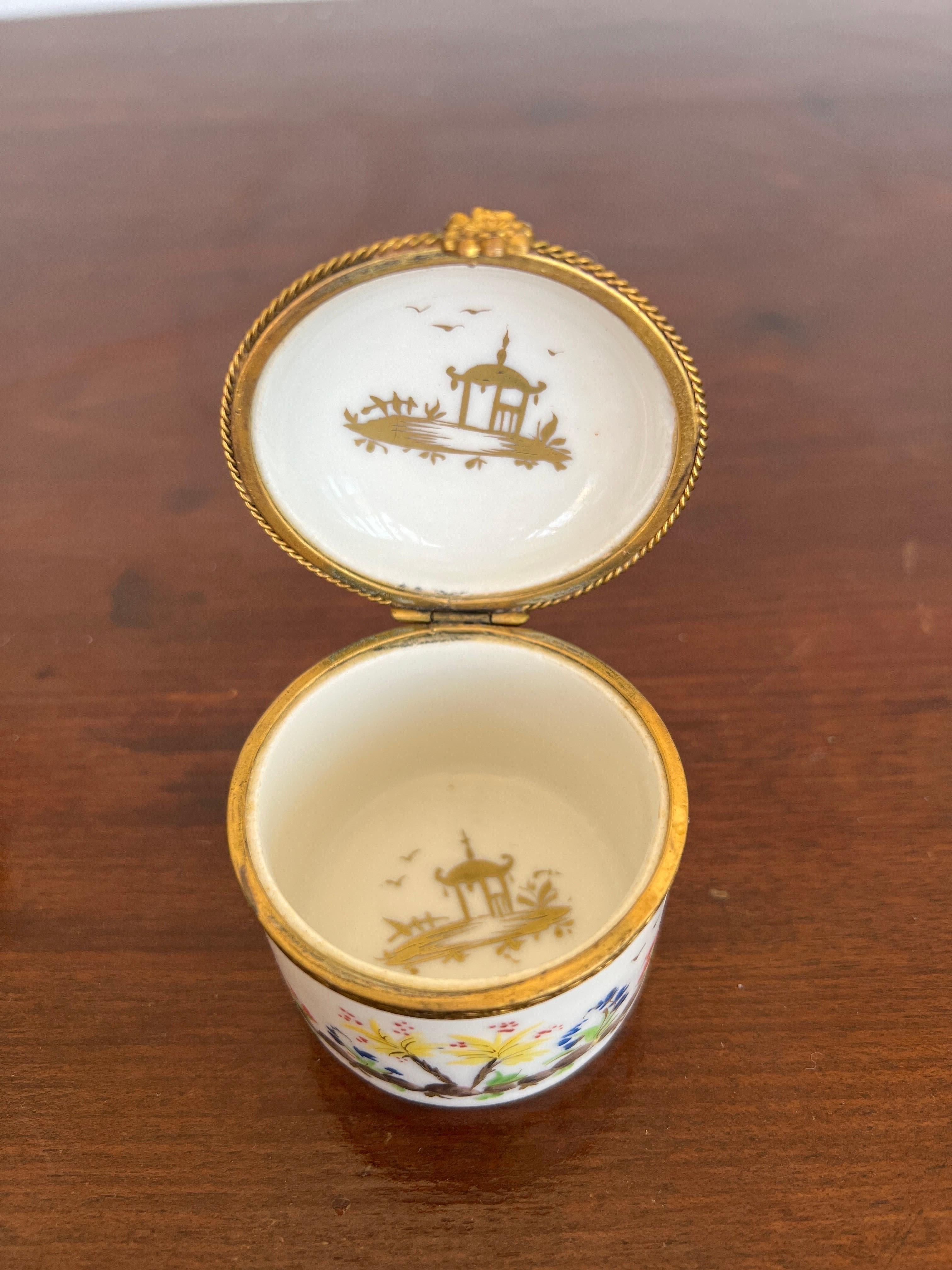 Tiffany Le Tallec Cirque Chinois Porcelain Box In Good Condition For Sale In Atlanta, GA