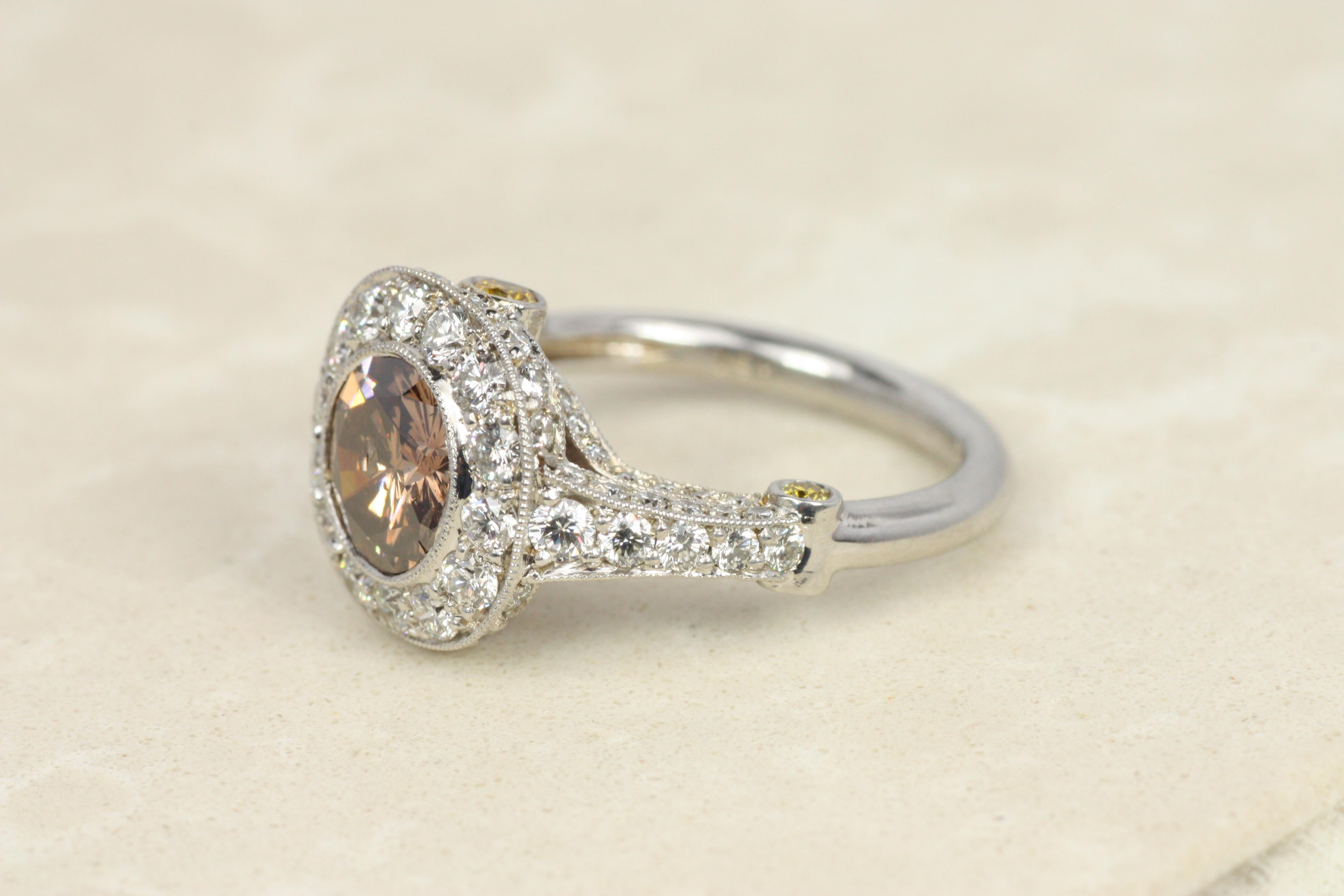 Tiffany Legacy inspirierter Verlobungsring - 3,02ct Brown, gelbe & weiße Diamanten Damen im Angebot