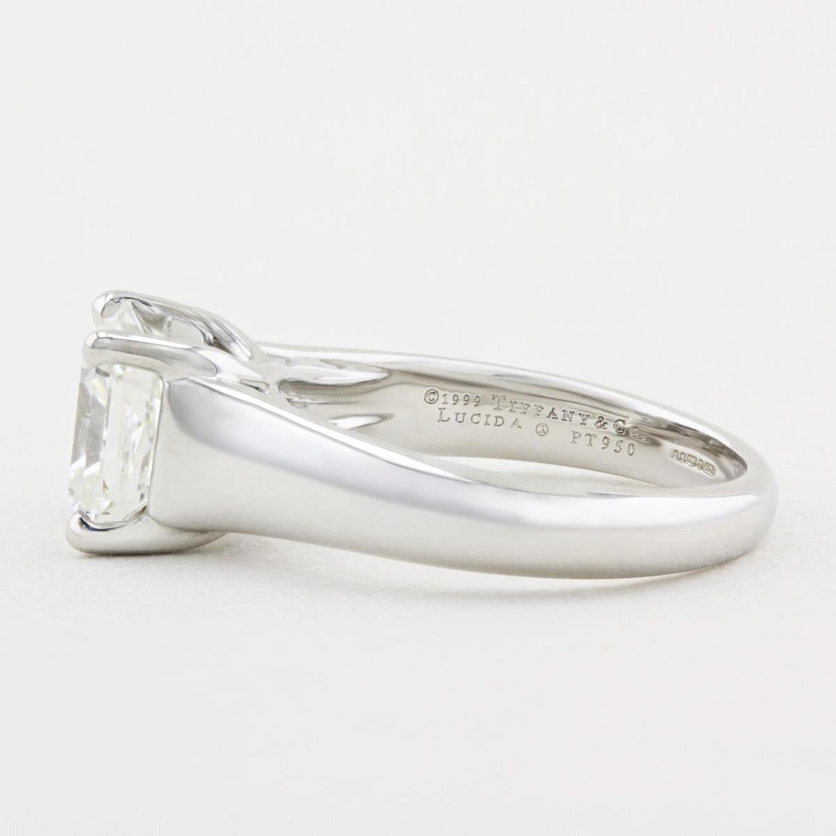 Cette pièce en platine de Tiffany & Co. Bague solitaire Lucida en diamant. Cette bague est ornée d'un diamant taillé en Lucida de 2,63 ct dans une monture à quatre griffes, de couleur I et de pureté VS1. 

I.L.A.

Livré avec son emballage d'origine