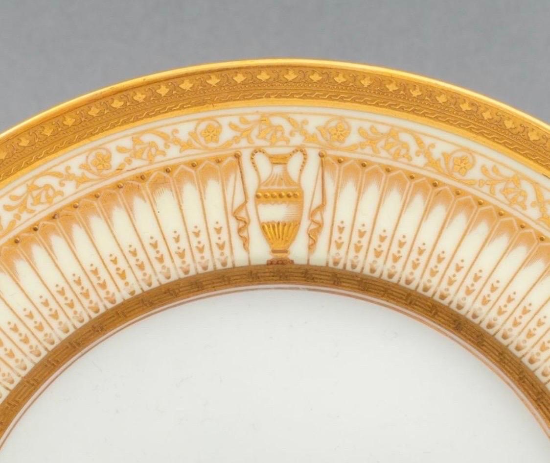 Ensemble de 11 assiettes à déjeuner Cauldon réalisées pour Tiffany and Co NY. circa 1910. 
Une bordure dorée avec des motifs néoclassiques d'Amphora, de guirlandes et de campanules. 
Marques de Tiffany et Cauldon sur le dessous.