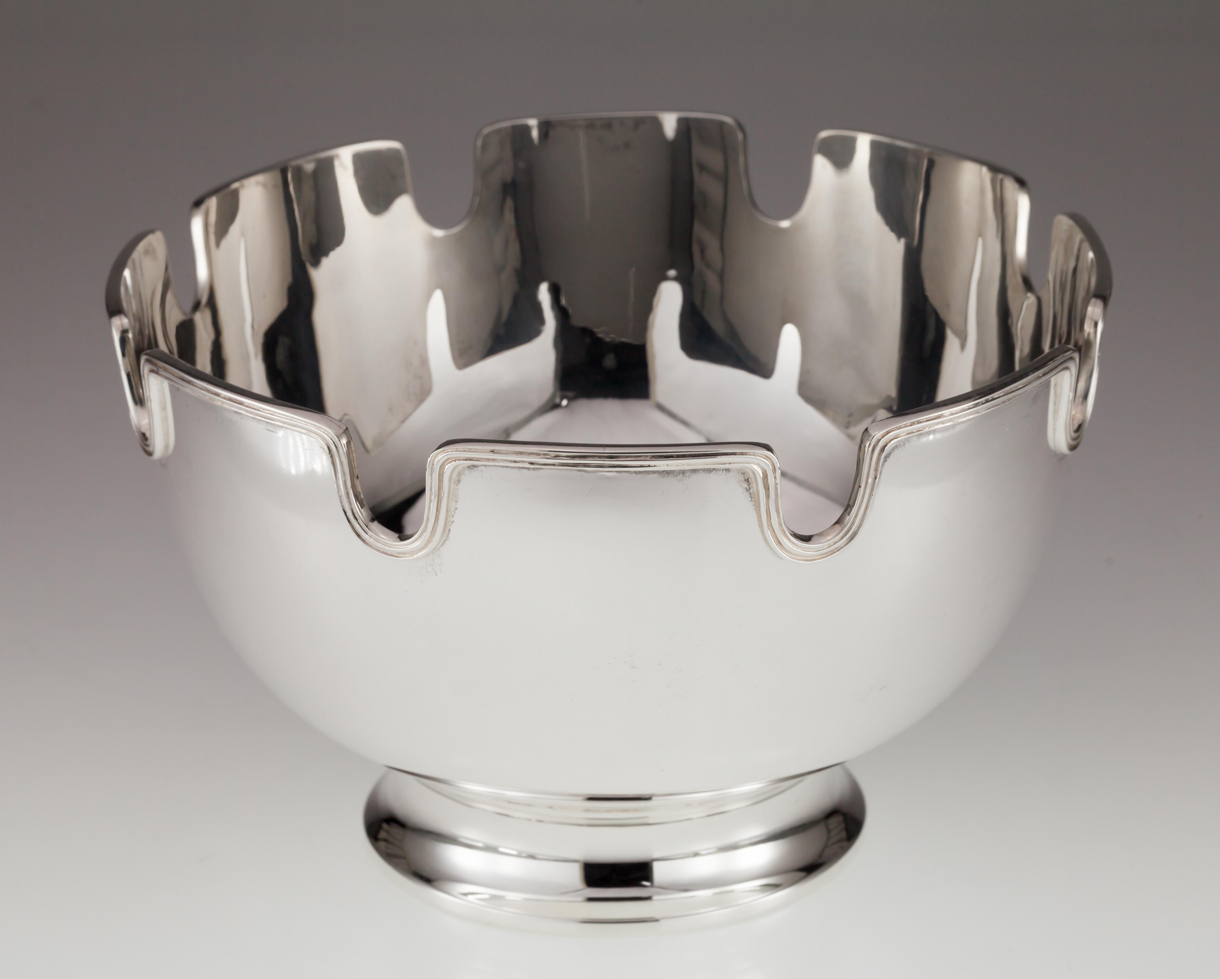 
Tiffany Makers Monteith Sterling Silver Toothed Bowl Gorgeous!

Beautiful Sterling Silver Bowl by Tiffany Makers
Serial #25156
Monteith Bowl
Diameter = 6.75