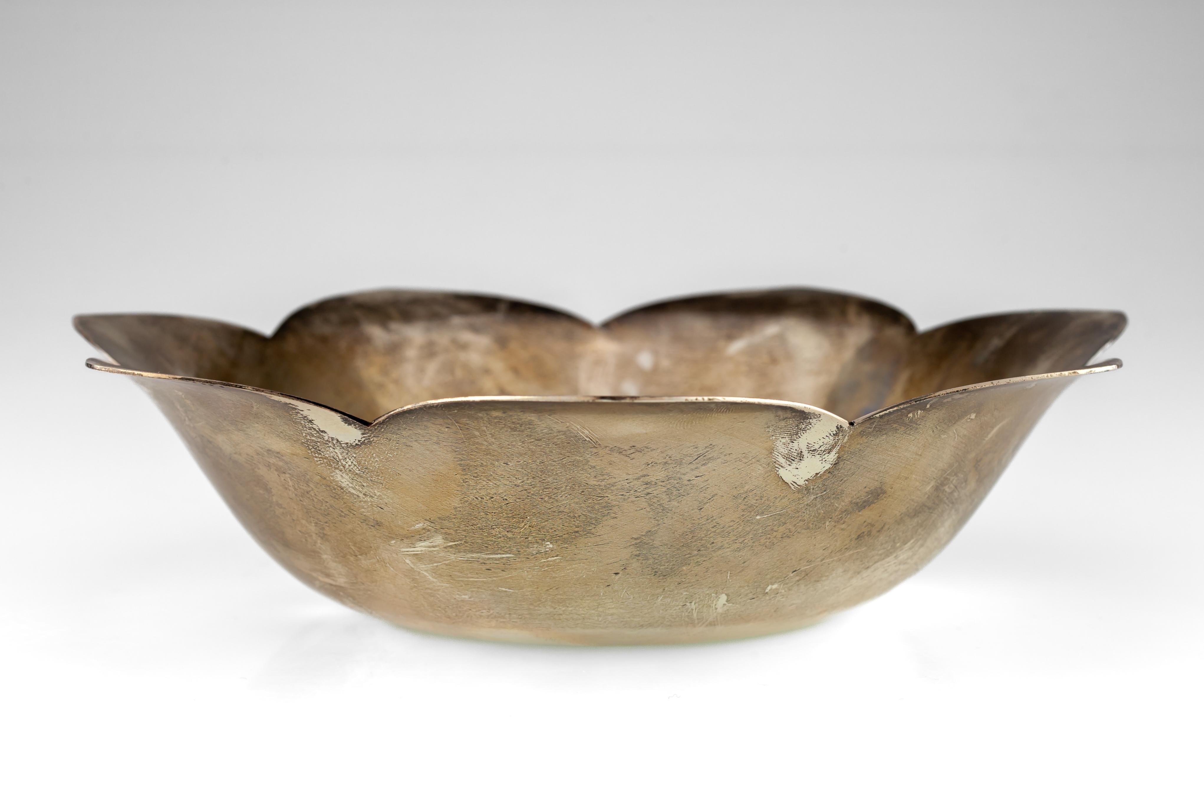 Tiffany Makers Sterling Silver Flower Form Petal Bowl 28889

Gorgeous Flower Pedal Bowl by Tiffany & Co.
Made of sterling silver
In good condition, has some flaws but nothing major
Total Mass: 336.3 grams