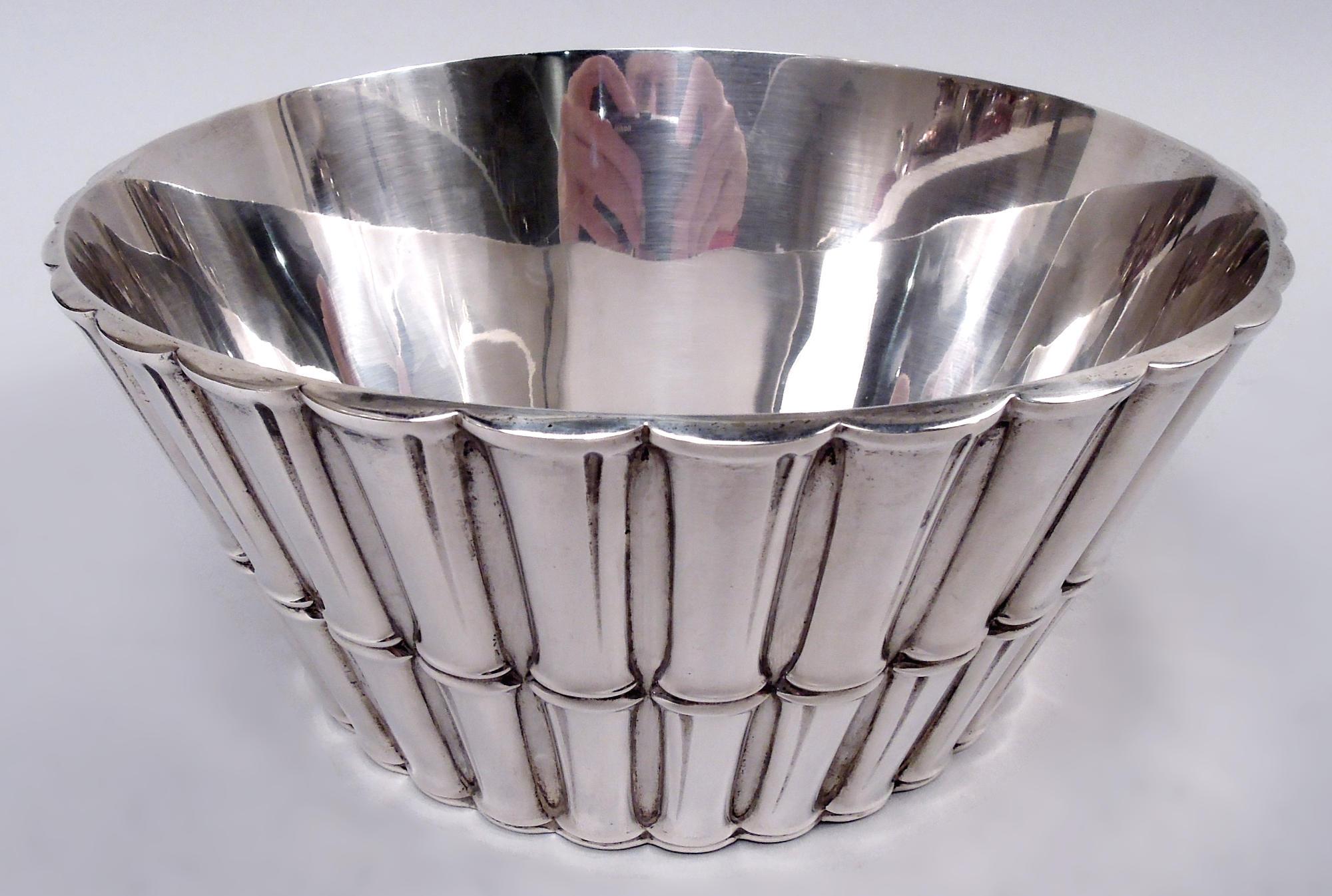 Seau à glace en argent sterling avec motif de bambou. Fabriqué par Tiffany & Co. A New York. Rond avec des côtés solides effilés comprenant des tiges de bambou. Un bel exemple de l'adaptation permanente des motifs asiatiques par Tiffany au milieu du