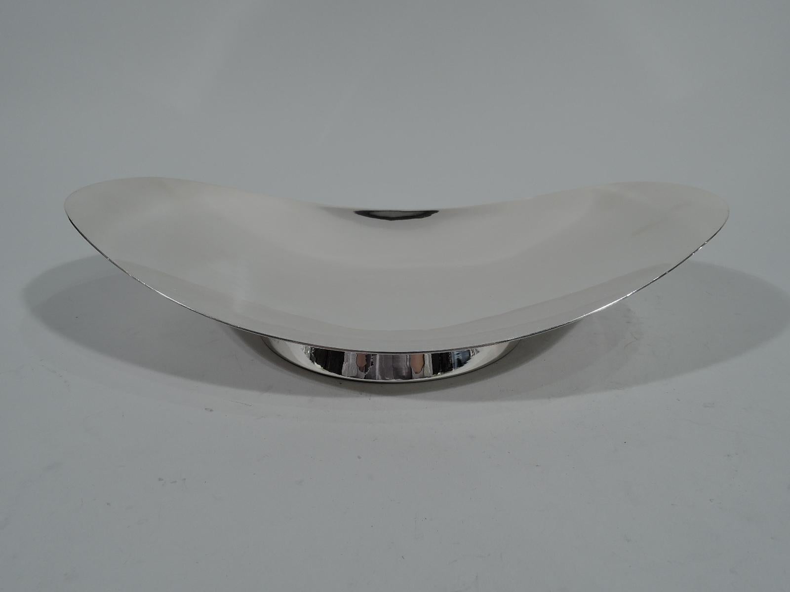 Mid-Century Modern sterling silver bowl. Made by Tiffany & Co. in New York. Shallow oval on short circular foot. Hallmark includes pattern no. 22416 and director’s letter M (1947-56). Weight: 23 troy ounces.