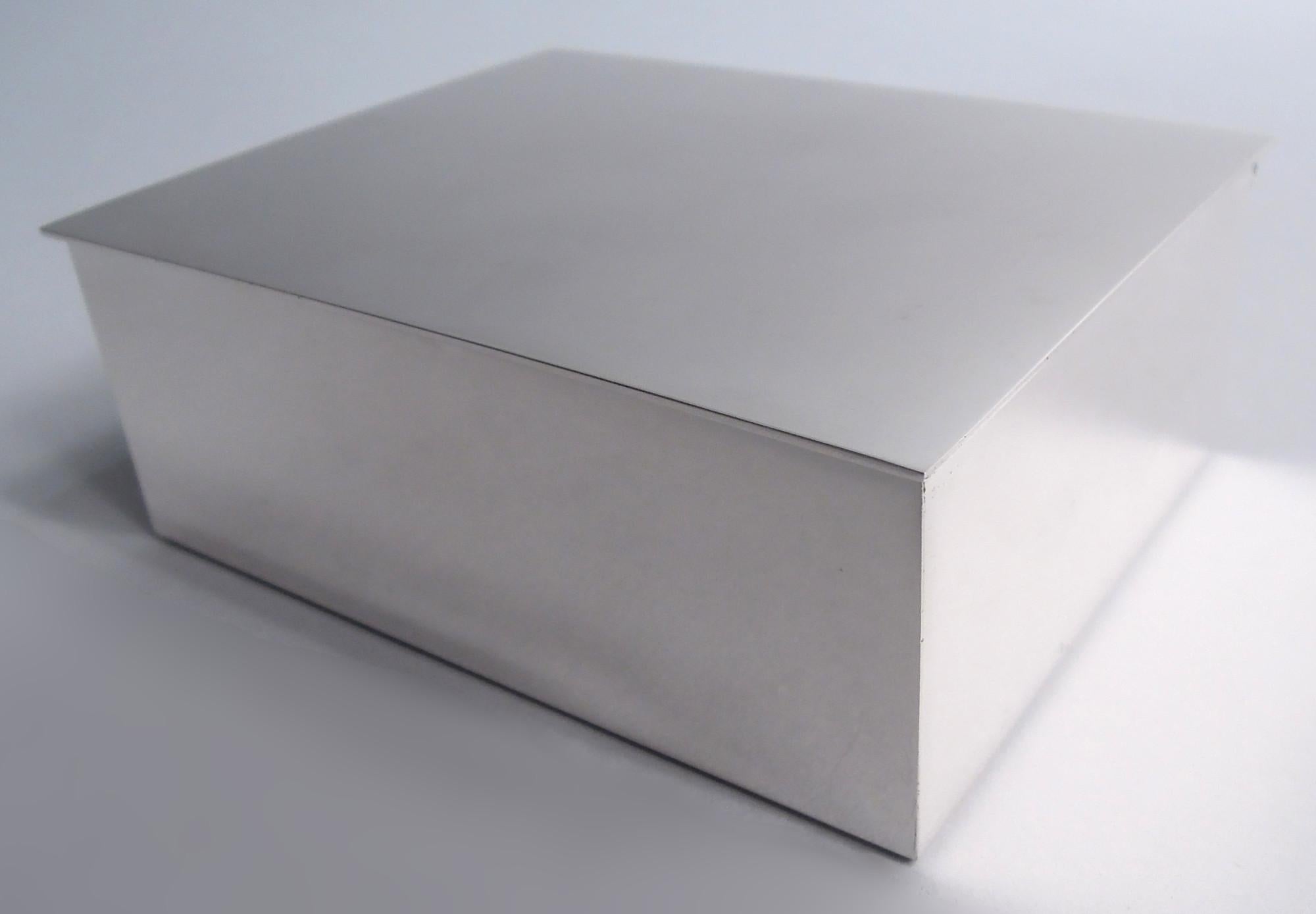 Boîte en argent sterling de style moderne du milieu du siècle. Fabriqué par Tiffany & Co. à New York. Rectangulaire avec des côtés droits. Couvrir à plat, à charnière et en surplomb. L'intérieur de la boîte est doublé de cèdre. Entièrement marqué, y