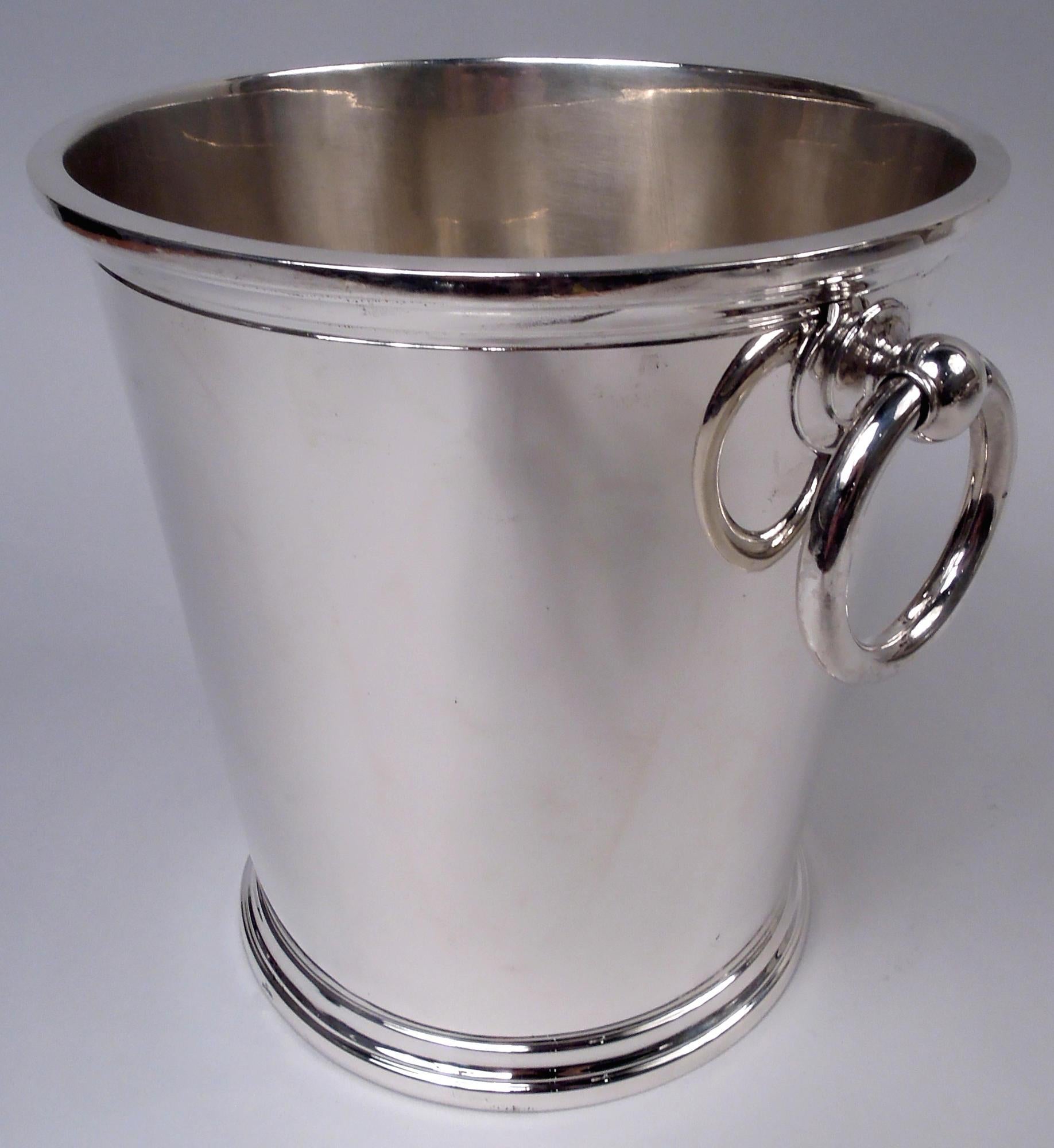 Moderner Weinkühler aus Sterlingsilber aus der Jahrhundertmitte. Hergestellt von Tiffany & Co. in New York. Gerade und spitz zulaufende Seiten mit flachem Mundrand und gestuftem Boden; lose montierte Seitenringe. Vollständig markiert, einschließlich