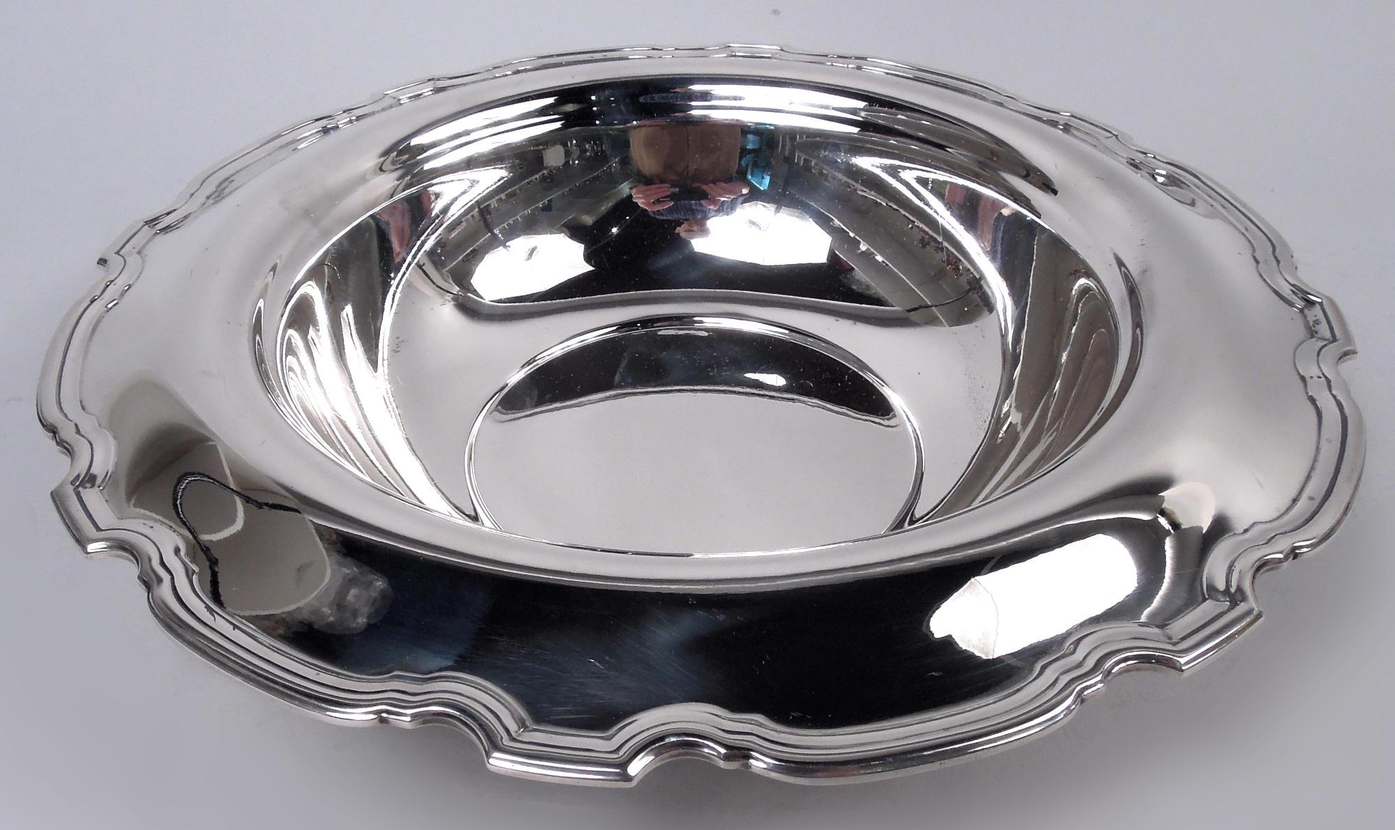 Moderne georgianisch-klassische Schale aus Sterlingsilber. Hergestellt von Tiffany & Co. in New York, ca. 1925. Runde und gewölbte Vertiefung; breite Schulter und geformter gewölbter Rand. Vollständig markiert, einschließlich Herstellerstempel,