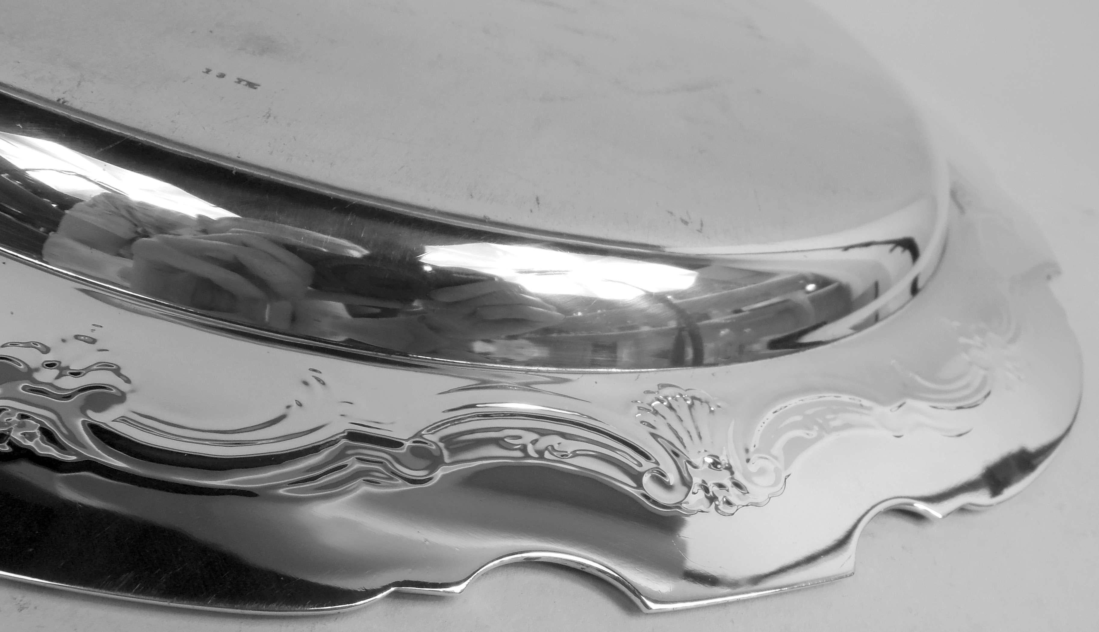 Georgien Tiffany Modern Georgian Sterling Silver Piecrust Tray (Plateau en argent) en vente