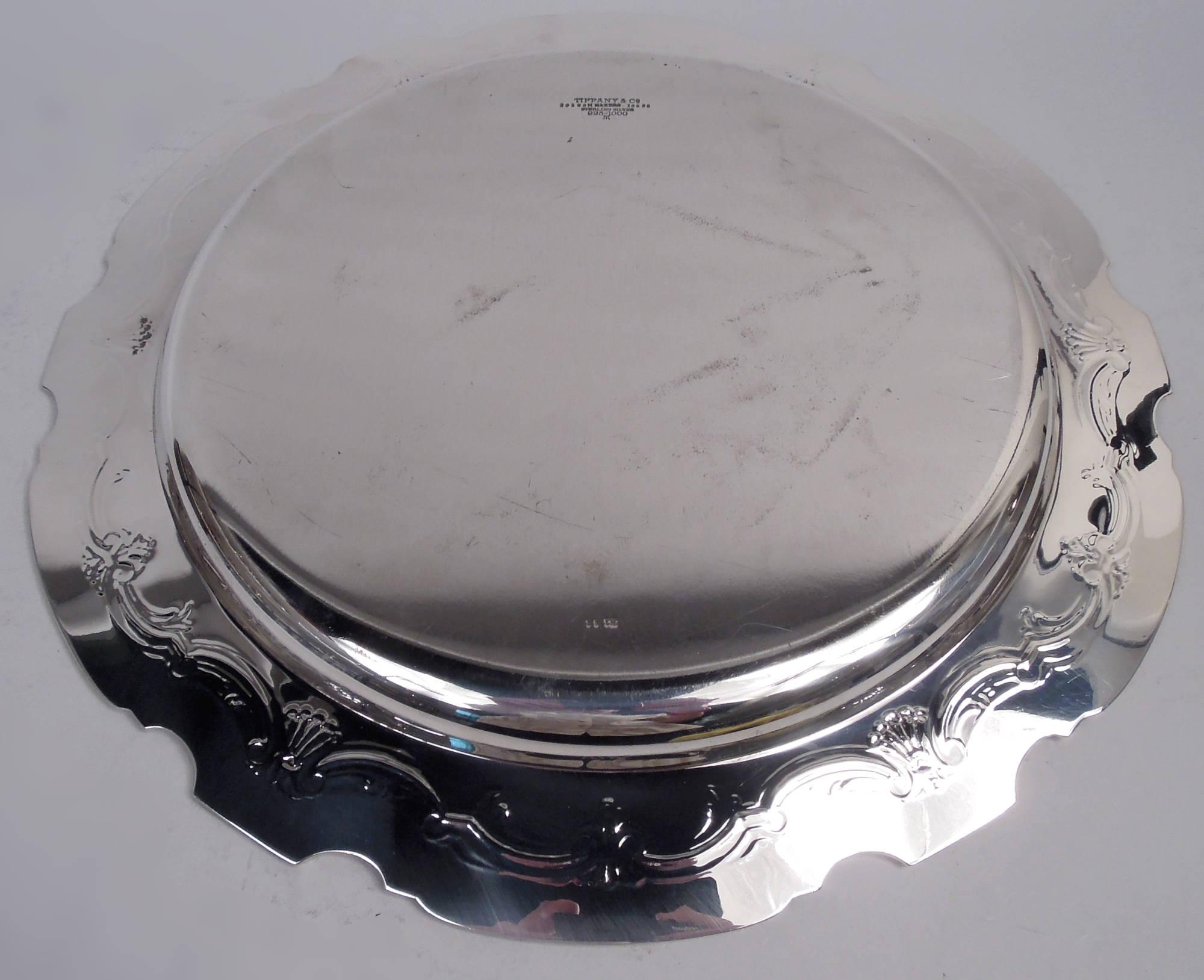 Américain Tiffany Modern Georgian Sterling Silver Piecrust Tray (Plateau en argent) en vente