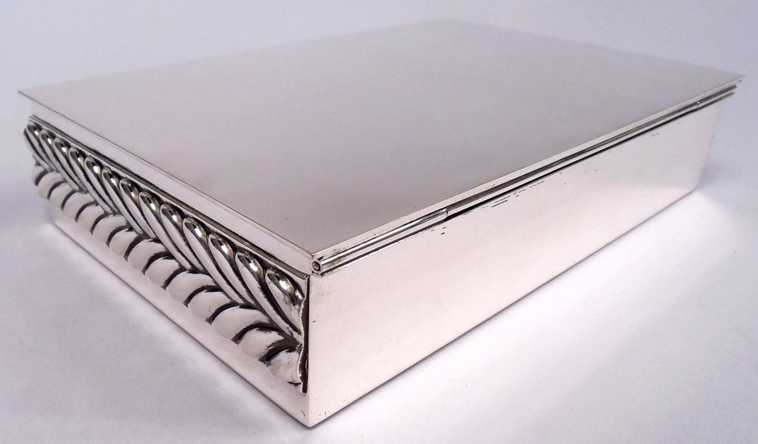 Moderne Tiffany-Schachtel aus Sterlingsilber mit kühner Wellenkante (20. Jahrhundert) im Angebot