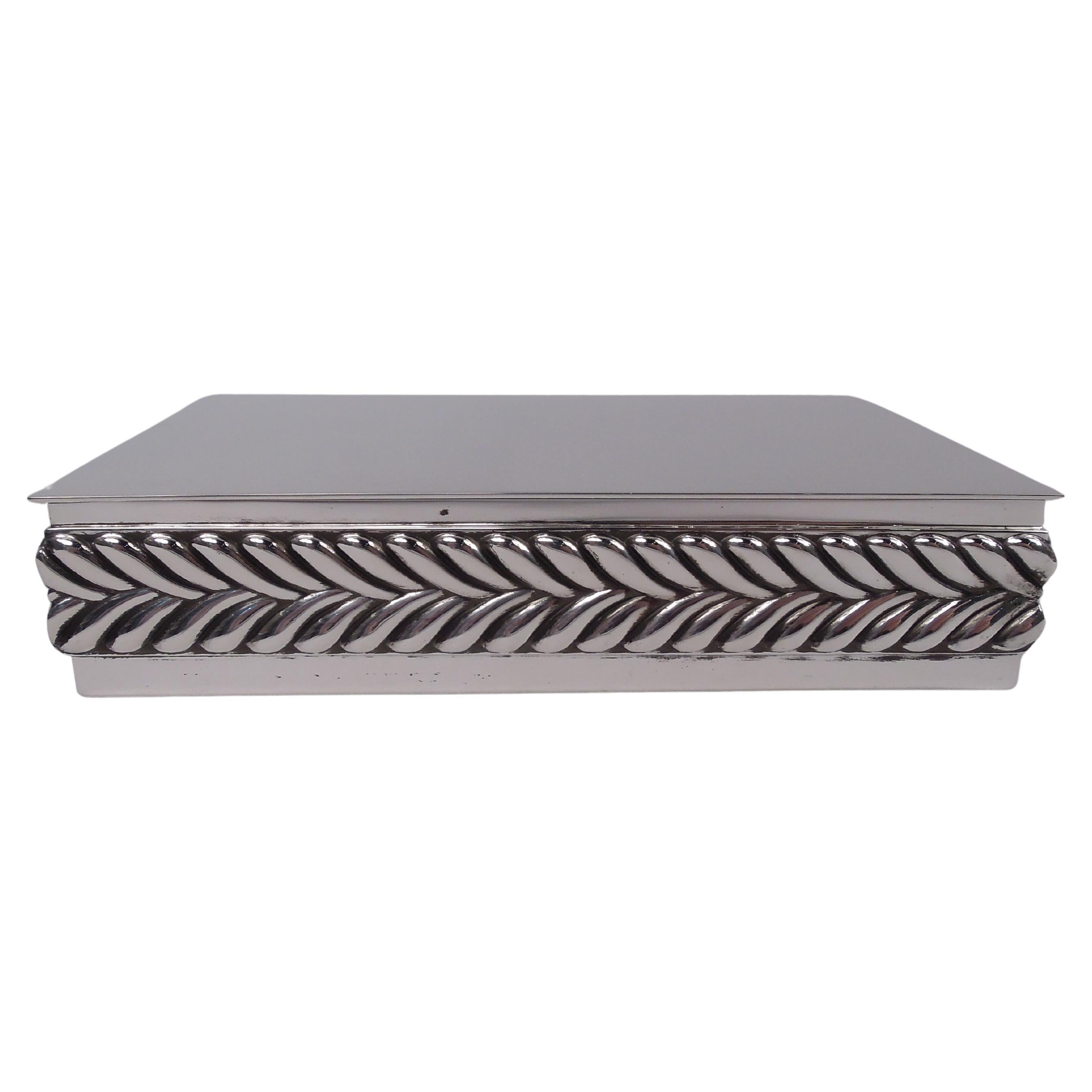 Moderne Tiffany-Schachtel aus Sterlingsilber mit kühner Wellenkante im Angebot