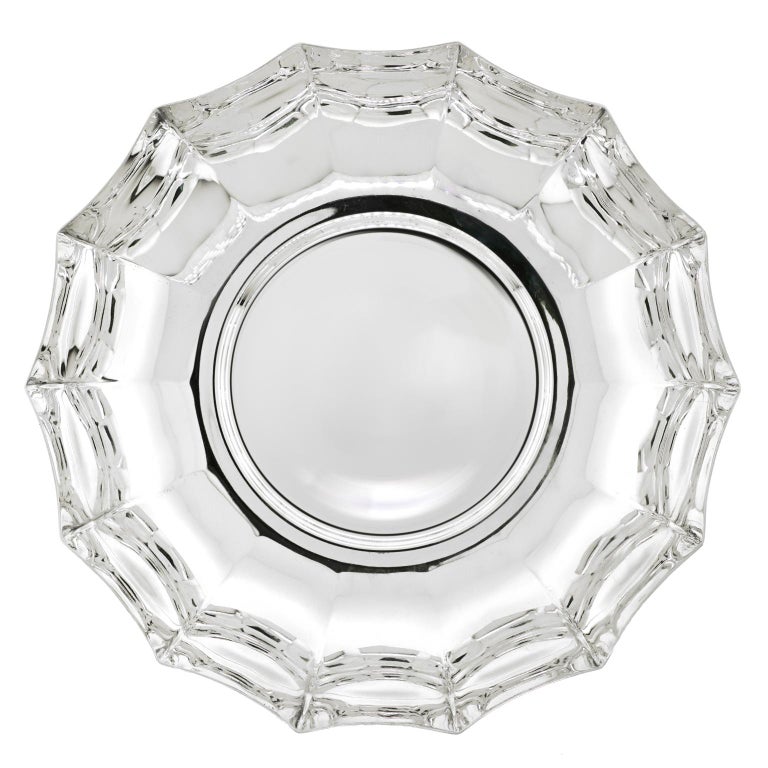 Circa 1950-60s, Sterling, by Tiffany & Co., American. Masters of Modern meets Classic, Tiffany triumphs again in this sleek well-designed occasional bowl. Excellent condition.

Size: 7 1/2